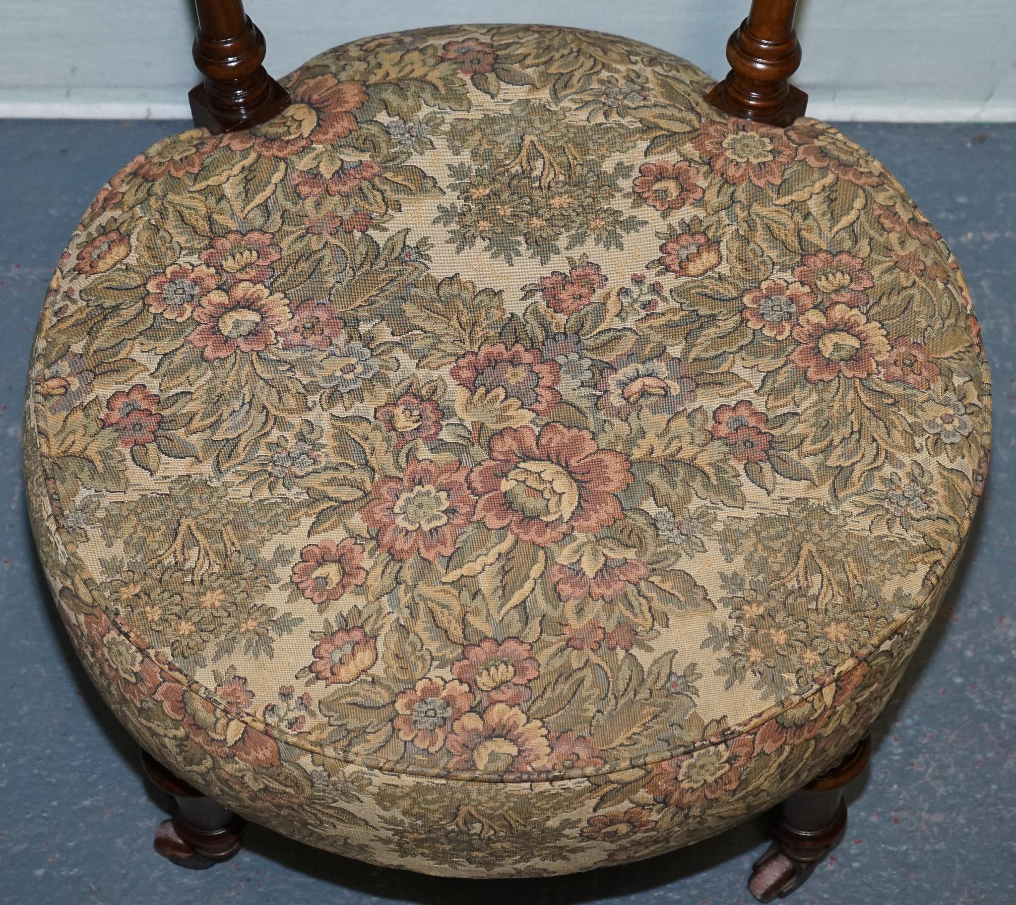 ANTIQUE VICTORIAN TAPESTRY NURSING CHAIR WITH FLORAL FLOWER DESiGN im Angebot 3