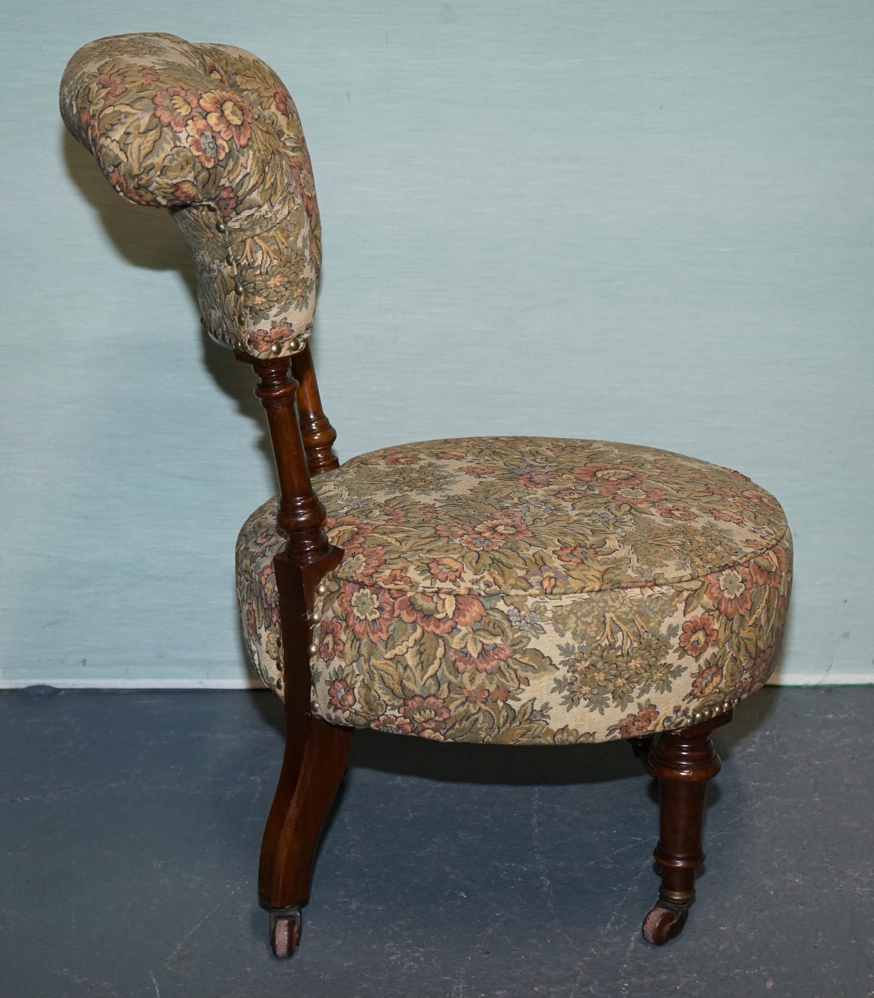 ANTIQUE VICTORIAN TAPESTRY NURSING CHAIR WITH FLORAL FLOWER DESiGN im Angebot 5
