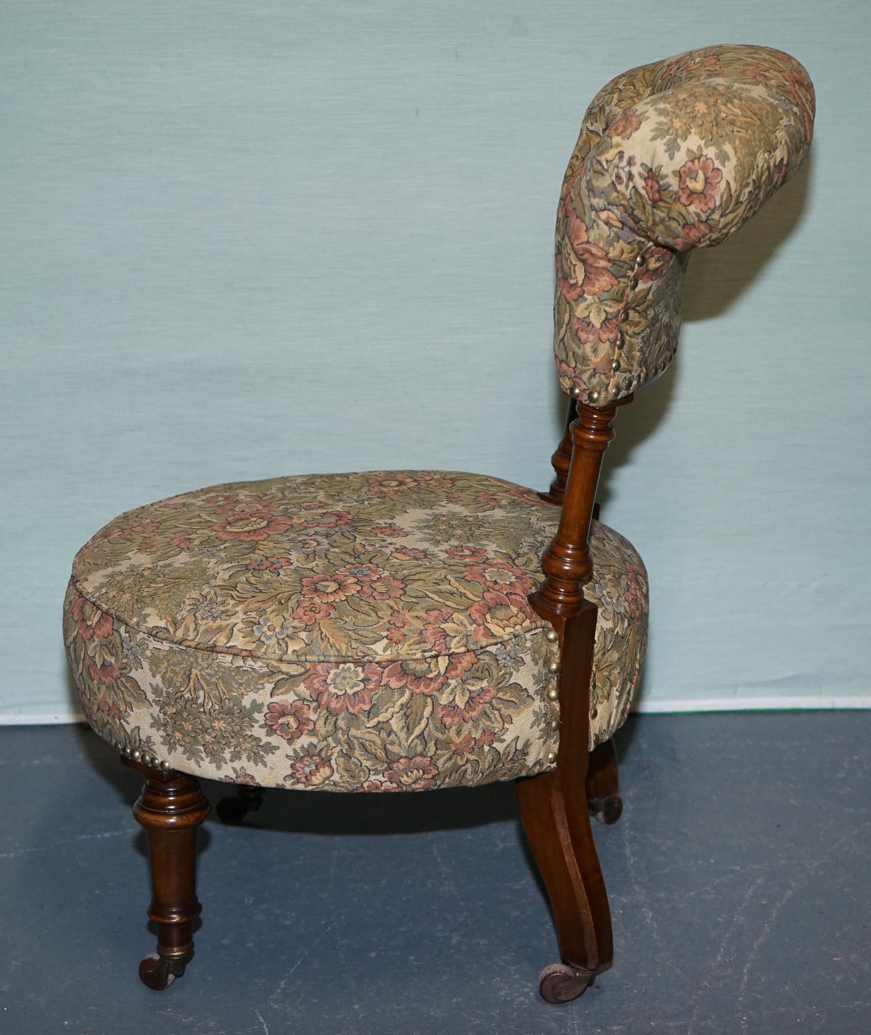 ANTIQUE VICTORIAN TAPESTRY NURSING CHAIR WITH FLORAL FLOWER DESiGN im Angebot 6