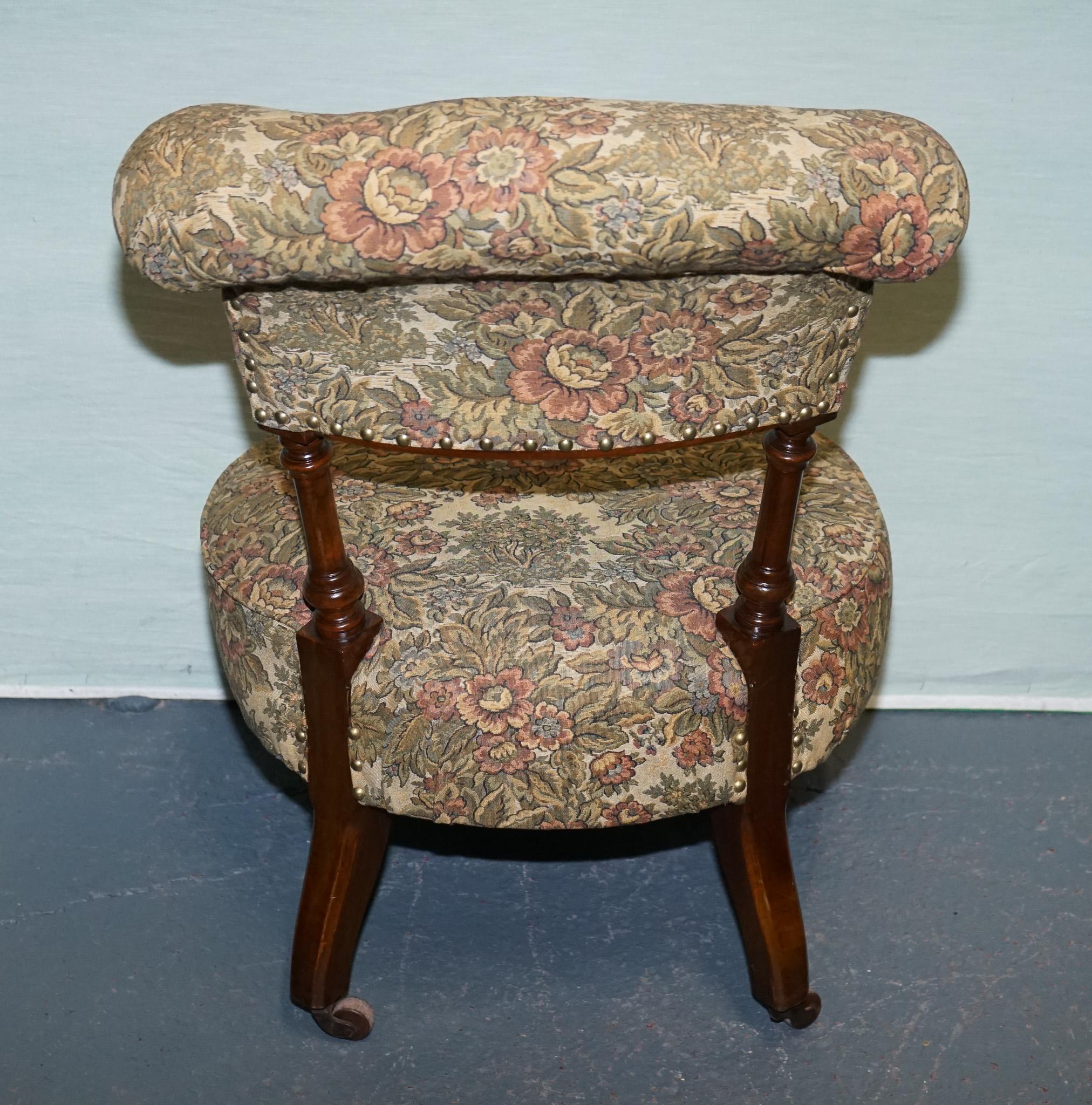 ANTIQUE VICTORIAN TAPESTRY NURSING CHAIR WITH FLORAL FLOWER DESiGN im Angebot 8