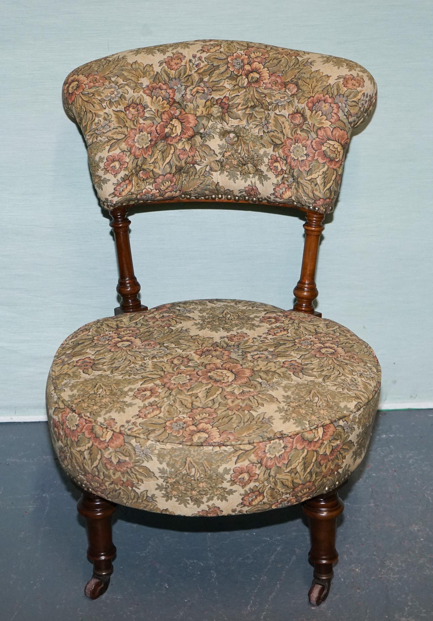 ANTIQUE VICTORIAN TAPESTRY NURSING CHAIR WITH FLORAL FLOWER DESiGN (Britisch) im Angebot