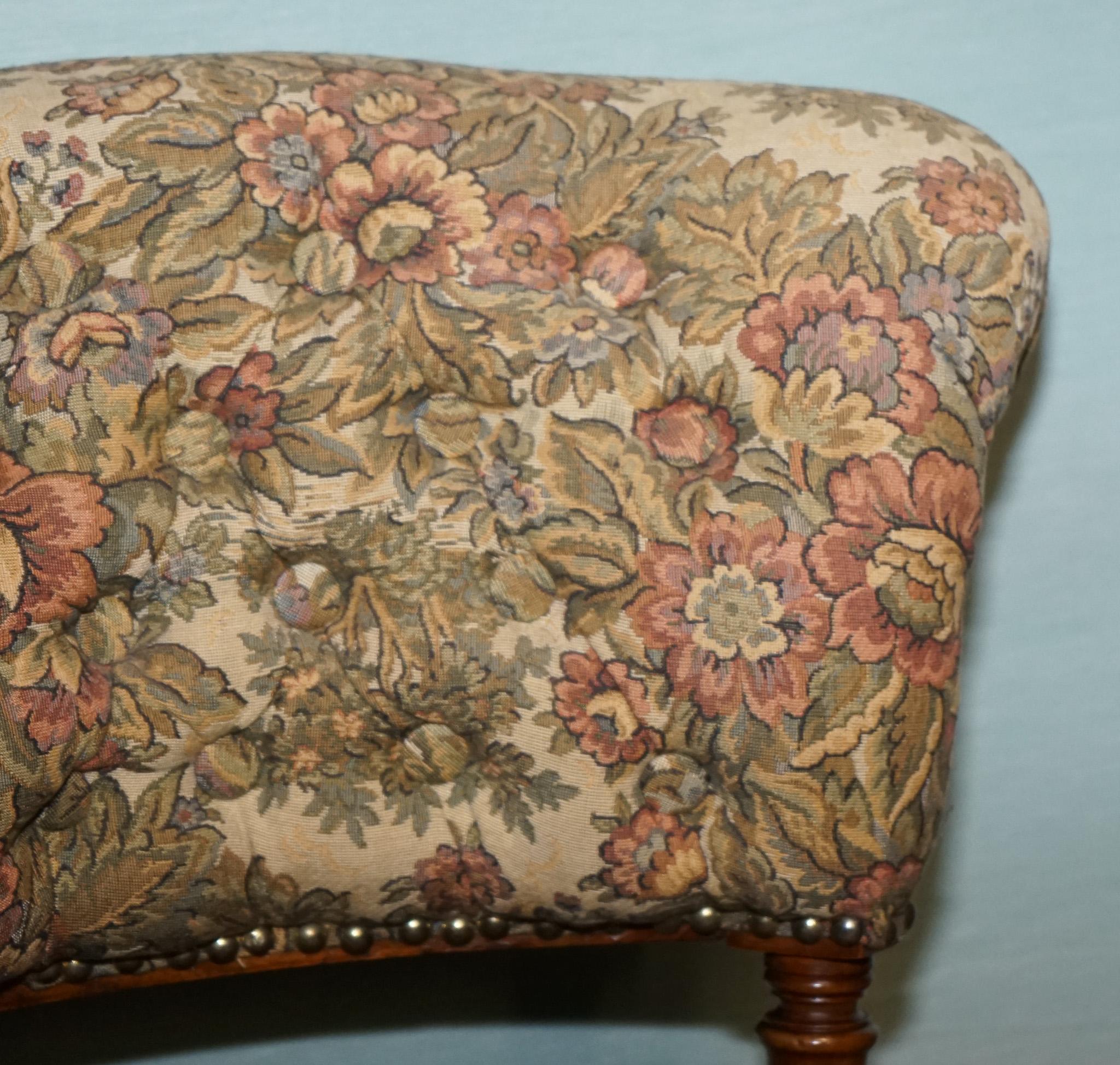 ANTIQUE VICTORIAN TAPESTRY NURSING CHAIR WITH FLORAL FLOWER DESiGN im Zustand „Gut“ im Angebot in Pulborough, GB