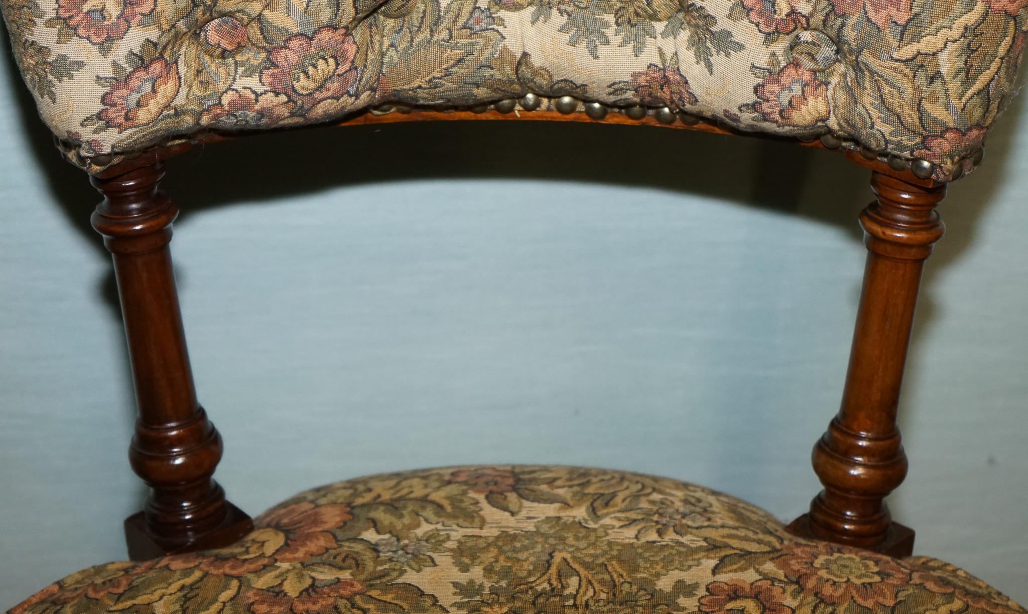 ANTIQUE VICTORIAN TAPESTRY NURSING CHAIR WITH FLORAL FLOWER DESiGN (20. Jahrhundert) im Angebot
