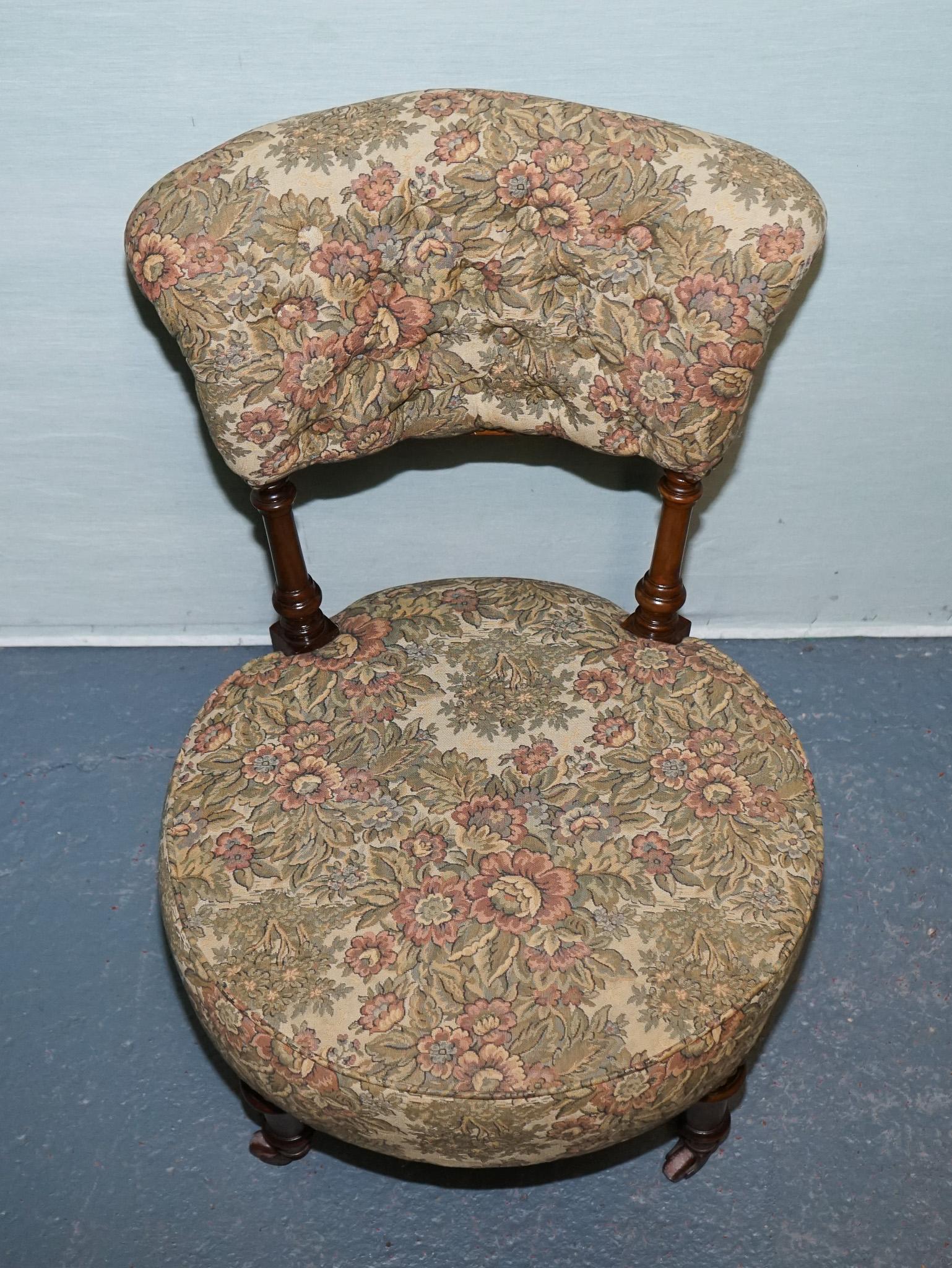 ANTIQUE VICTORIAN TAPESTRY NURSING CHAIR WITH FLORAL FLOWER DESiGN im Angebot 1
