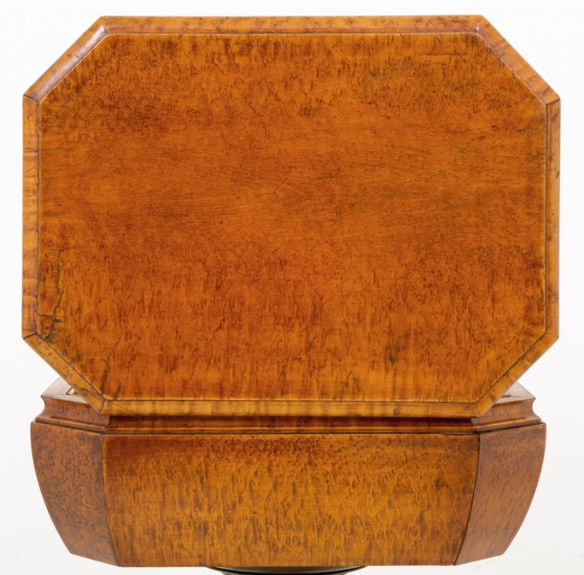 Très inhabituelle théière victorienne en loupe d'if. 
Circa 1860
Elle repose sur des pieds Bun, une base en forme de plate-forme et une colonne tournée en anneau.
Le couvercle s'ouvre pour révéler 2 compartiments à thé à couvercle et 2 compartiments