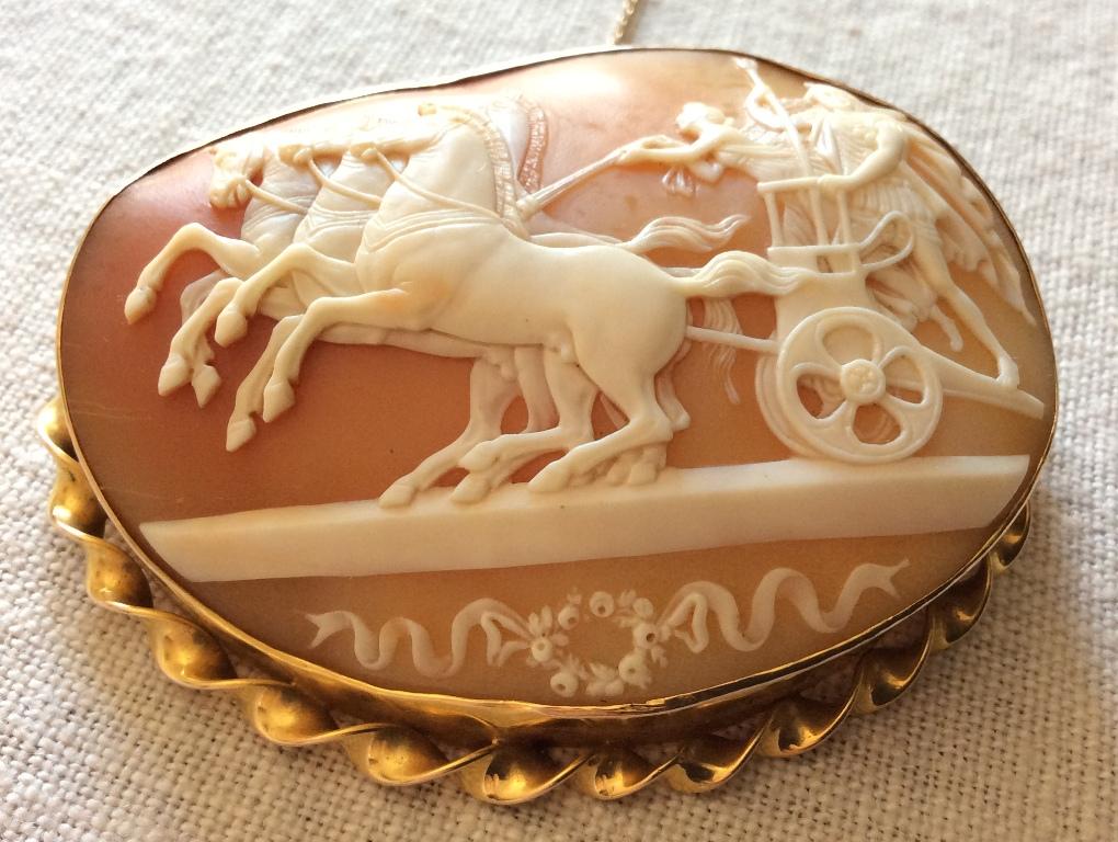 Antique Victorian The Triumph of Alexander the Great Shell Cameo Brooch In Excellent Condition For Sale In London, GB