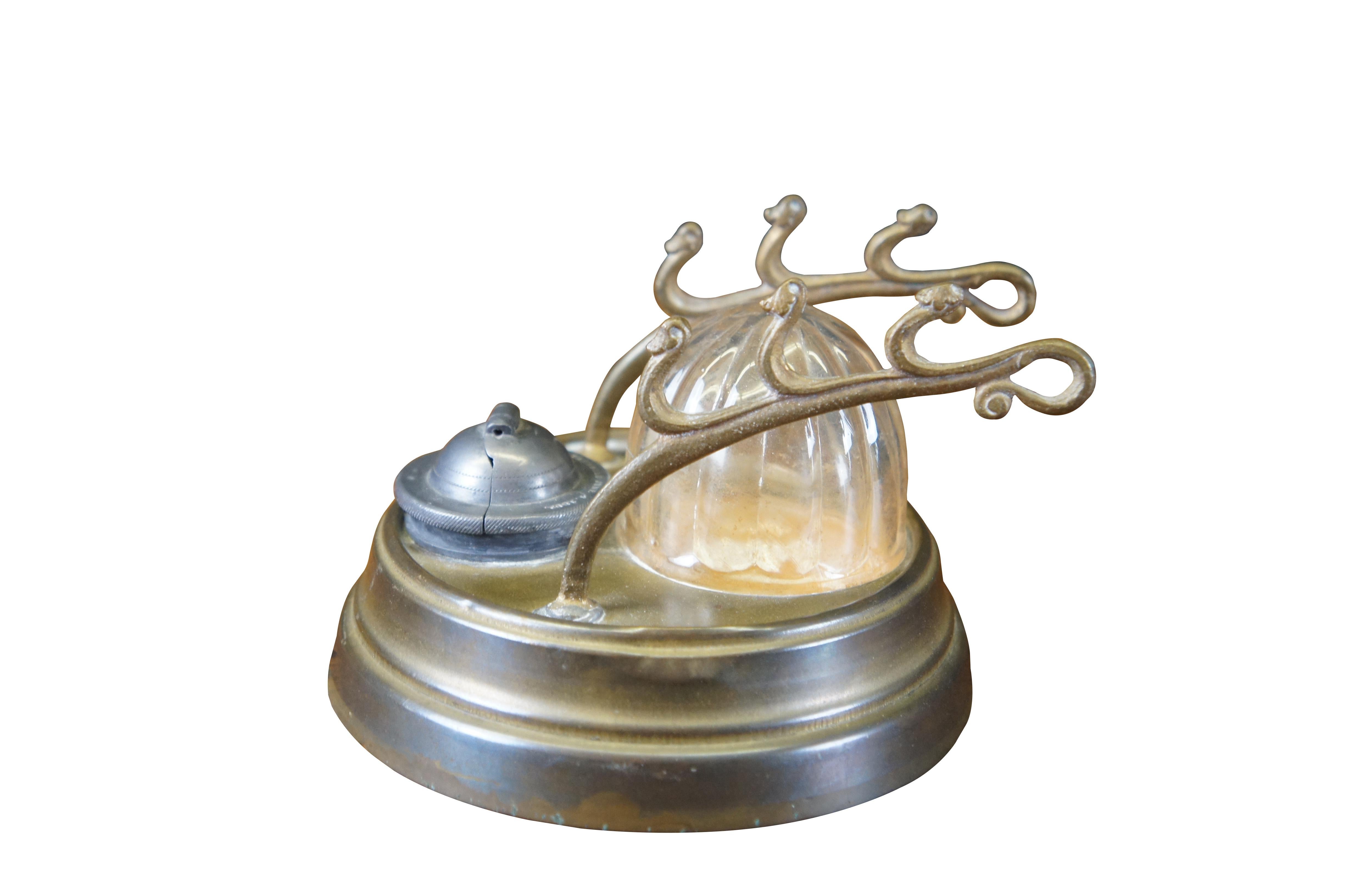 Antico portapenne barometrico/barometro e porta inchiostro da biblioteca del XIX secolo, CIRCA 1860-1880.  Realizzato in ottone, presenta un calamaio in peltro con serbatoio a cupola in vetro e slot per tre penne d'oca.  Originariamente brevettato