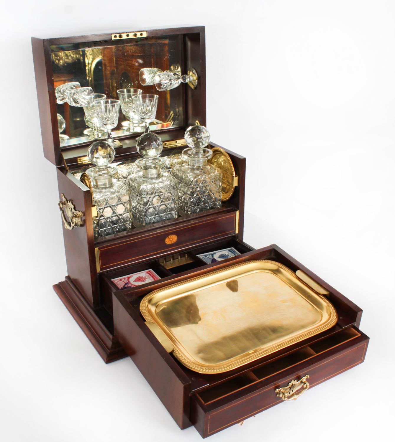 Si tratta di un favoloso compendio di giochi e tantalio d'epoca vittoriana, datato circa 1880.

Si tratta di tre bottiglie di liquore in cristallo tagliato con tappo, un paio di bicchieri da porto e un paio di bicchieri da sherry nella parte