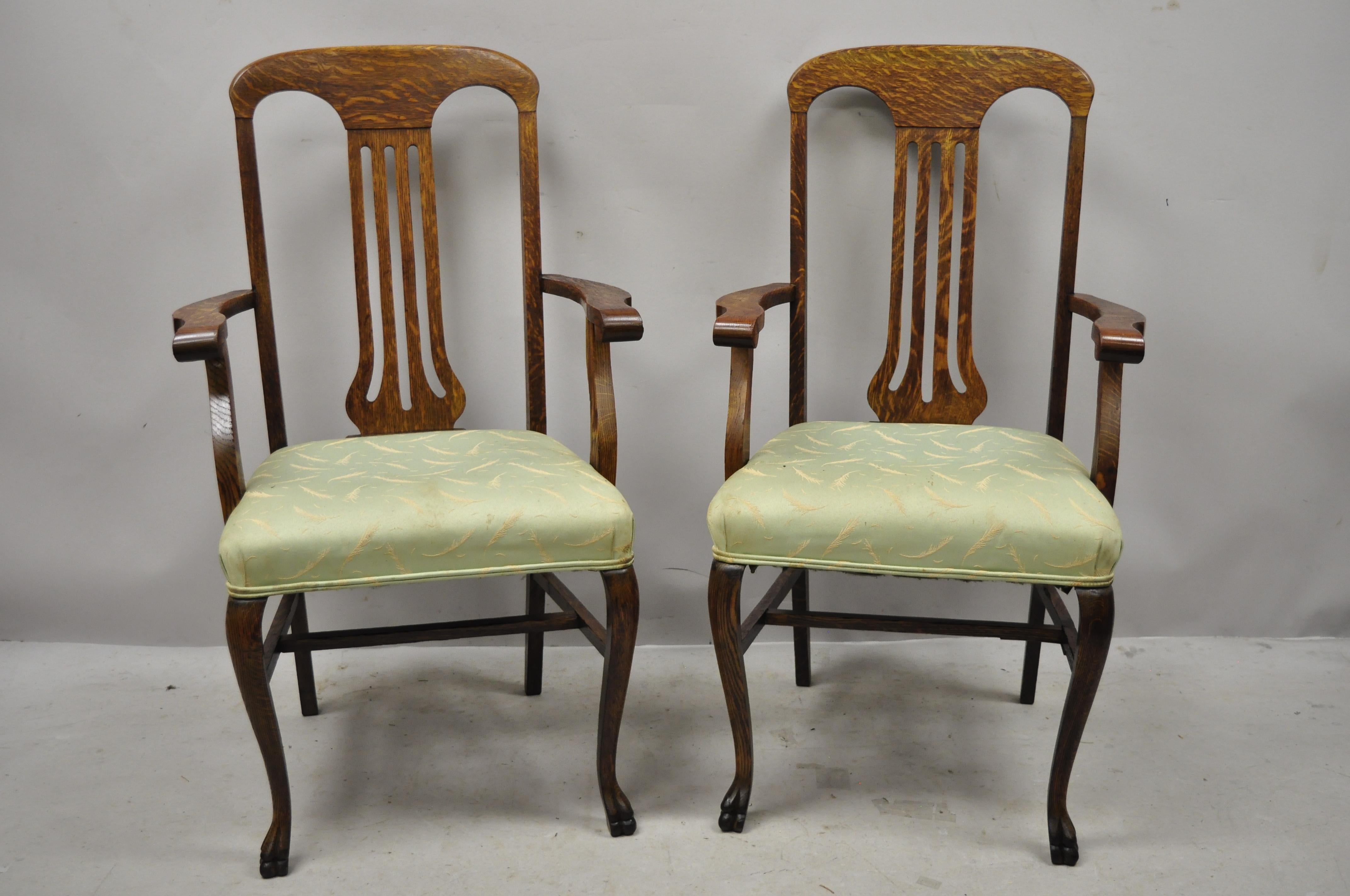 Antique Victorian tiger oak carved paw foot slat back dining chairs, set of 6. Item features (2) armchairs, (4) side chairs, solid wood frames, beautiful wood grain, carved paw feet, circa early 1900s. Measurements: Armchairs 40