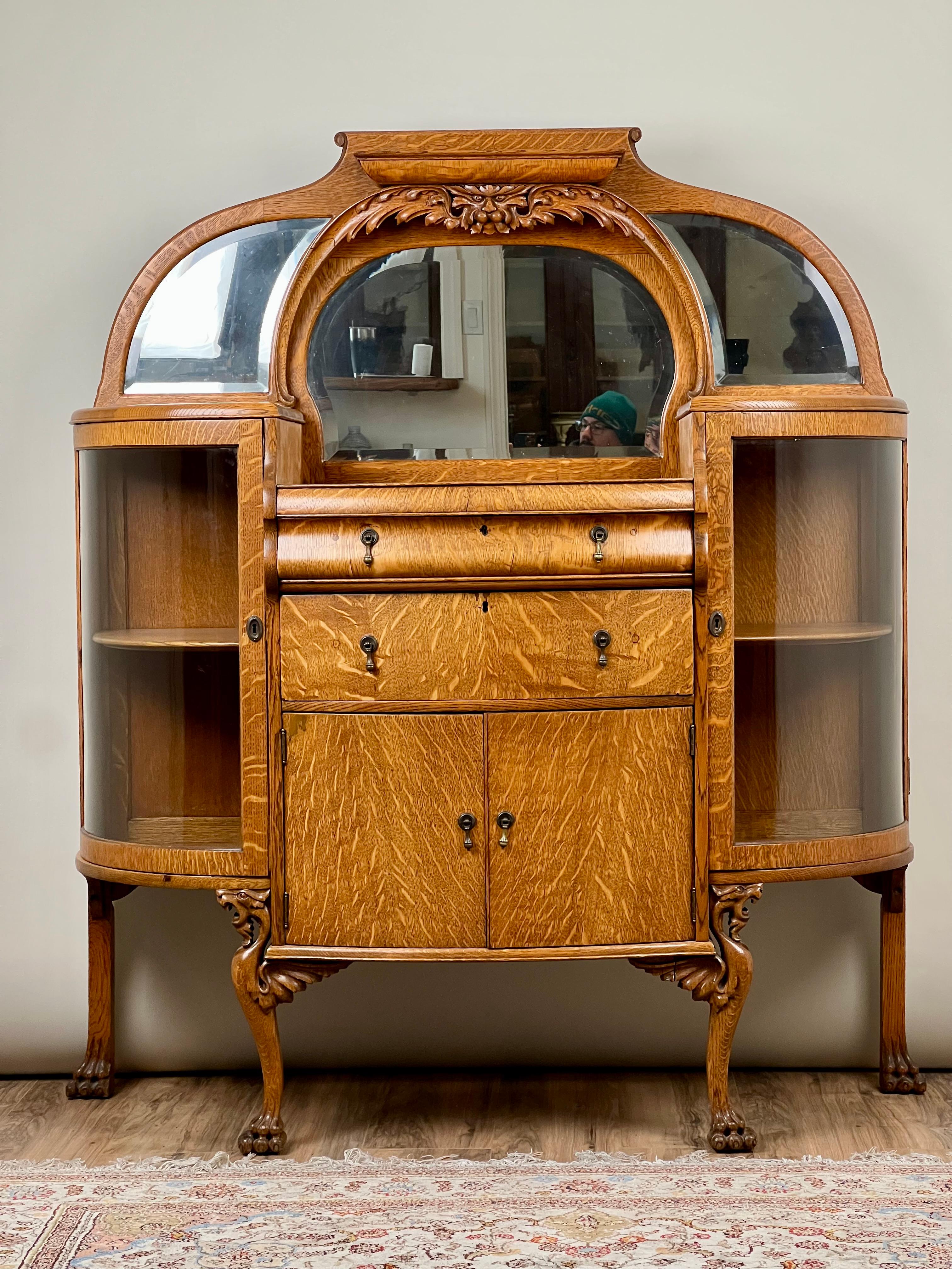 Ce serveur de buffet victorien ancien en chêne tigré et homme vert est une représentation spectaculaire de l'artisanat de la fin du XIXe siècle, alliant l'élégance à des éléments décoratifs audacieux. Le superbe grain du chêne tigré est mis en