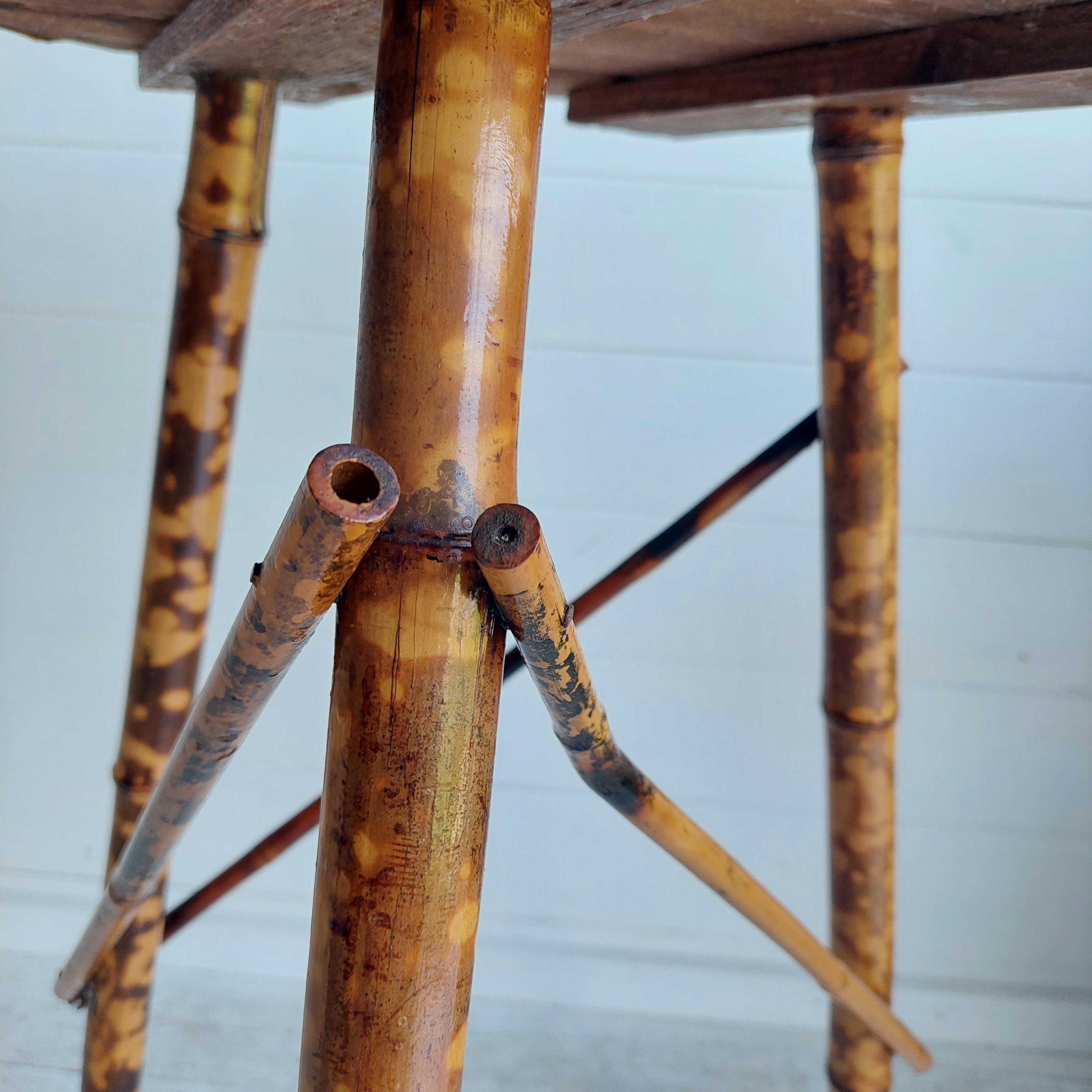 Octogonal victorien ancien tigre  Extrémité latérale du trépied en bambou  Table à plateau laqué 7