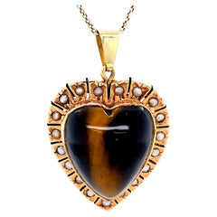 Antico ciondolo vittoriano a forma di cuore con occhio di tigre e alone di perla, 14 carati
