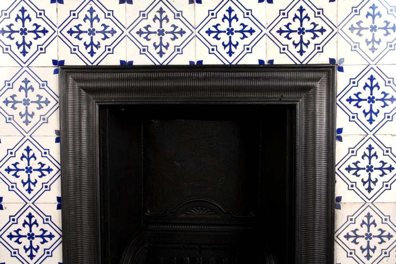Antique Victorian Tiled Cast Iron Fireplace Insert, English 19th Century In Good Condition For Sale In London, GB
