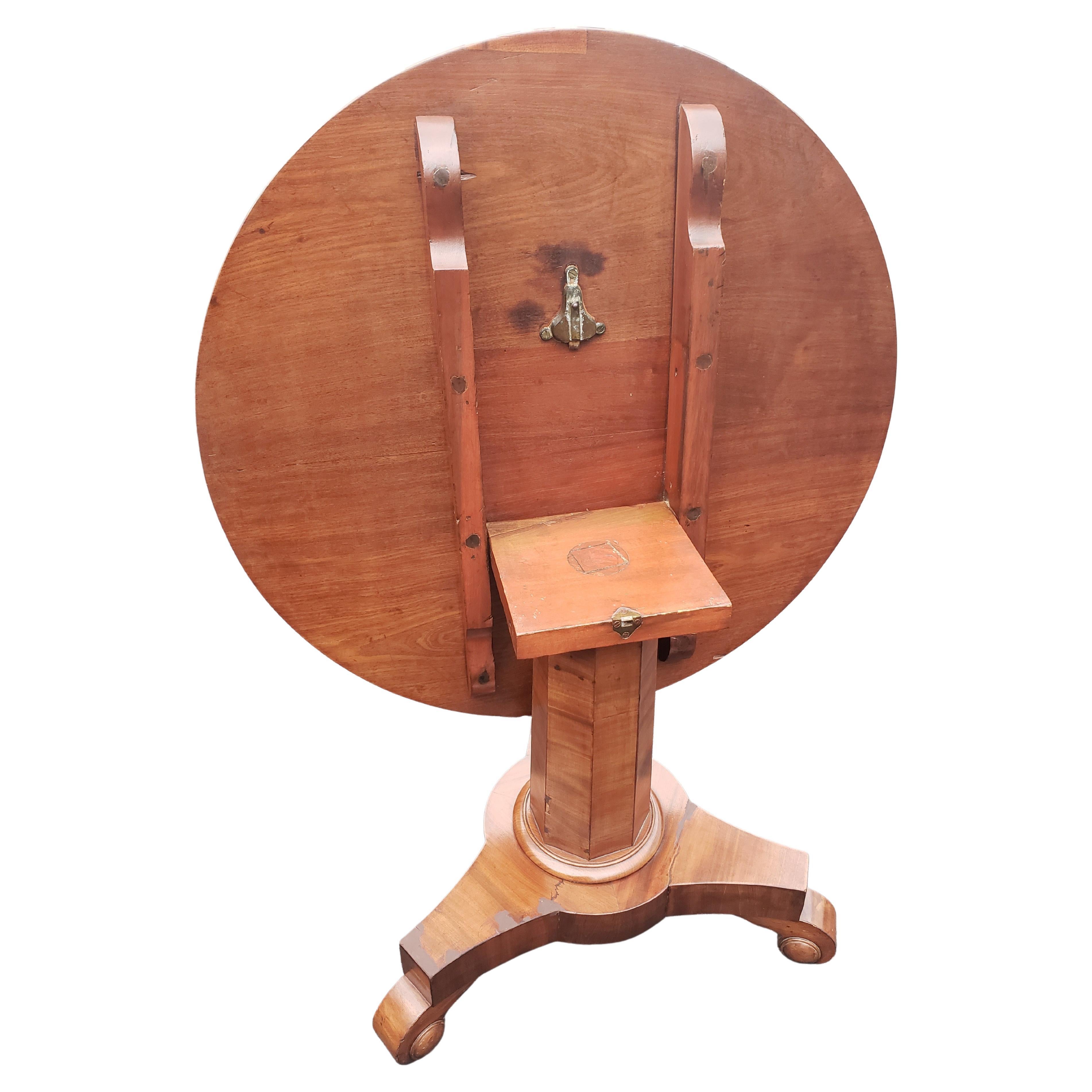 Antique Victorian Tilt Top Pedestal Breakfast / Center Table Circa 1880s In Good Condition For Sale In Germantown, MD