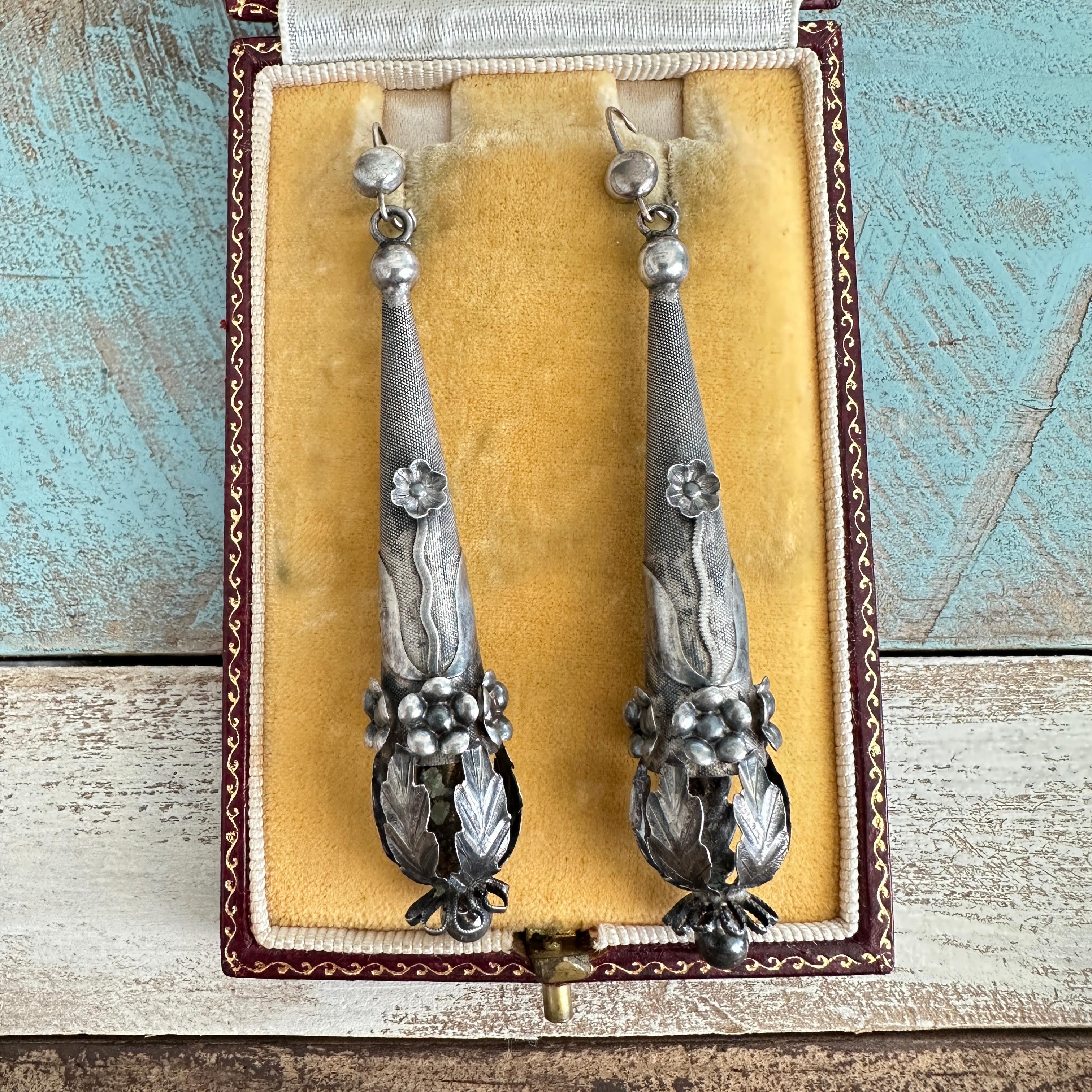 Orecchini d'argento antichi vittoriani a forma di siluro floreale in vendita 5