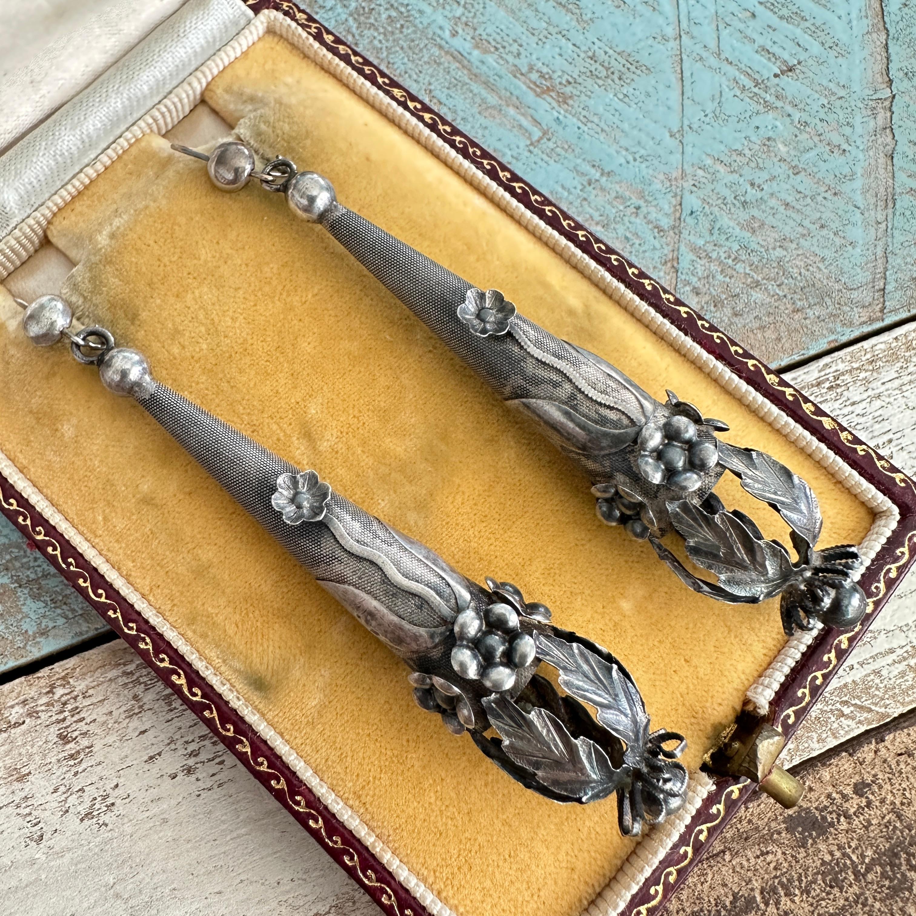 Orecchini d'argento antichi vittoriani a forma di siluro floreale in vendita 6