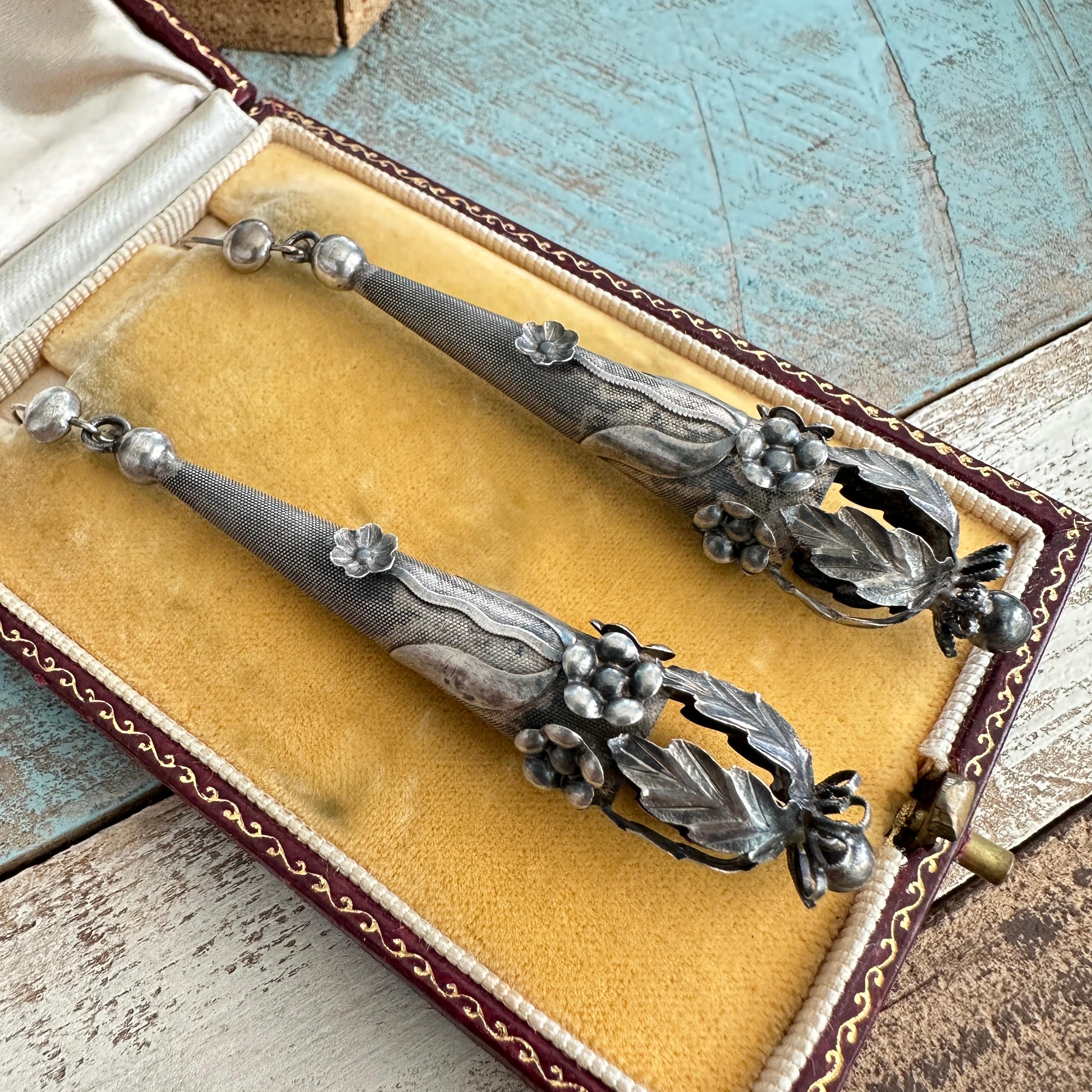 Orecchini d'argento antichi vittoriani a forma di siluro floreale in vendita 7