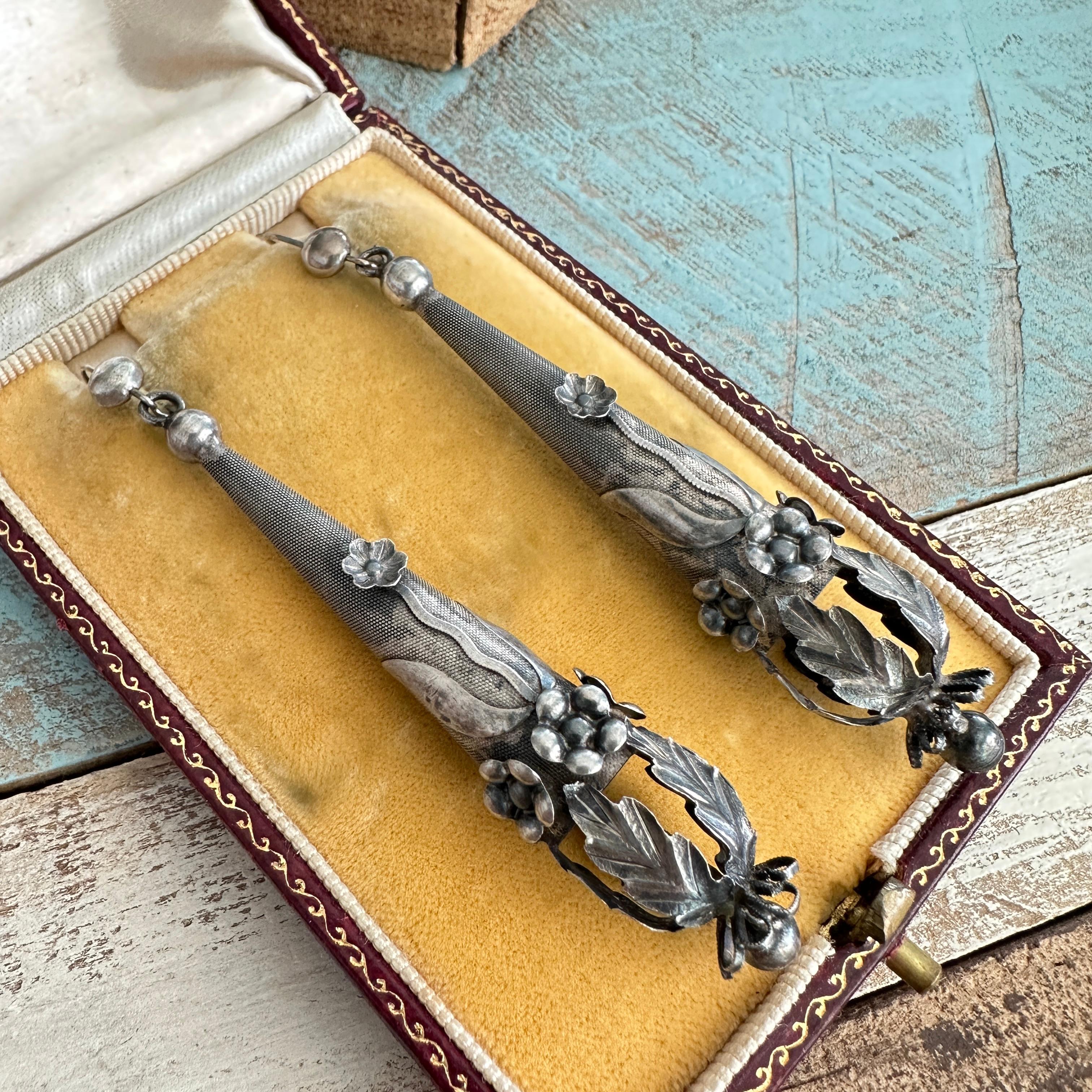 Orecchini d'argento antichi vittoriani a forma di siluro floreale in vendita 8