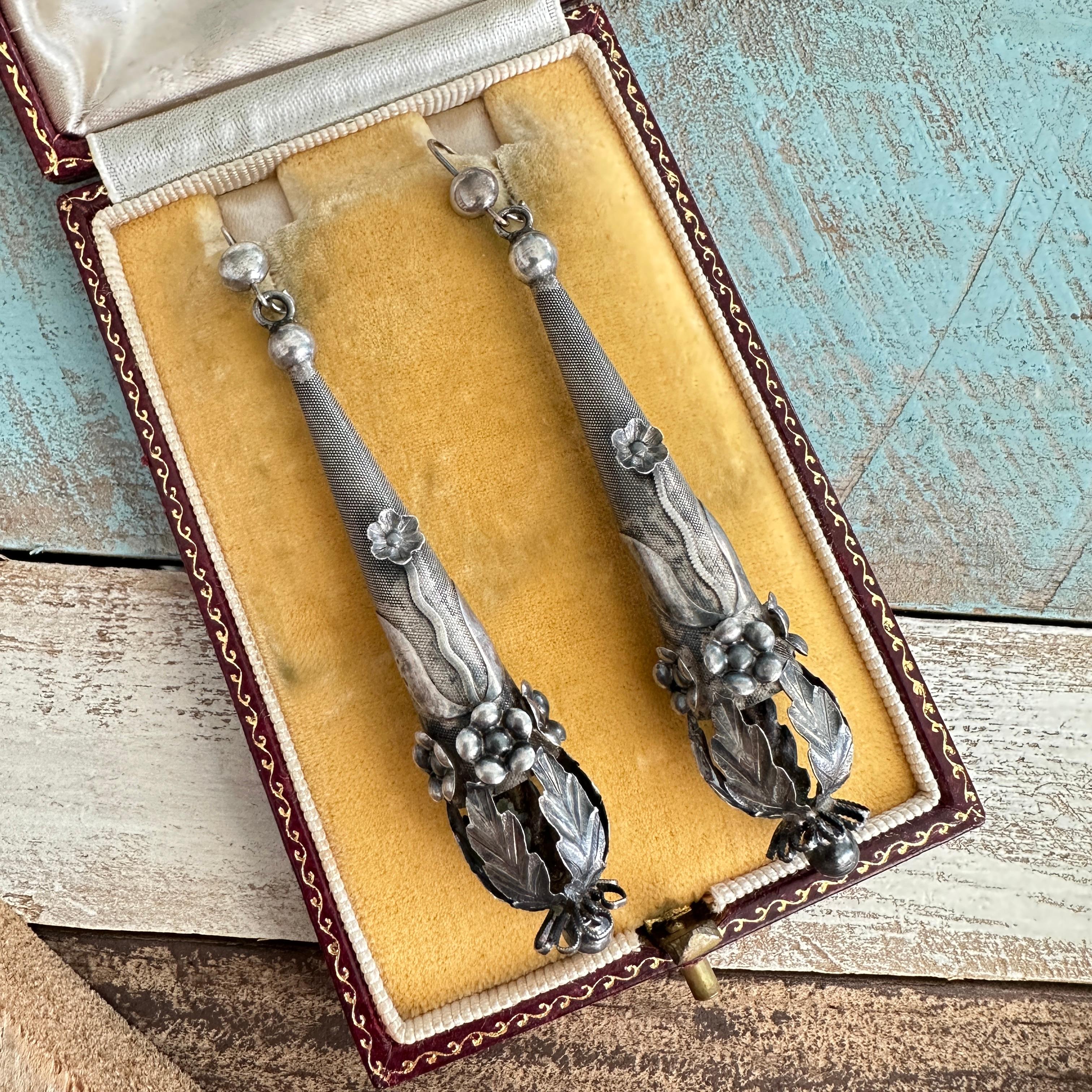 Orecchini d'argento antichi vittoriani a forma di siluro floreale in vendita 9