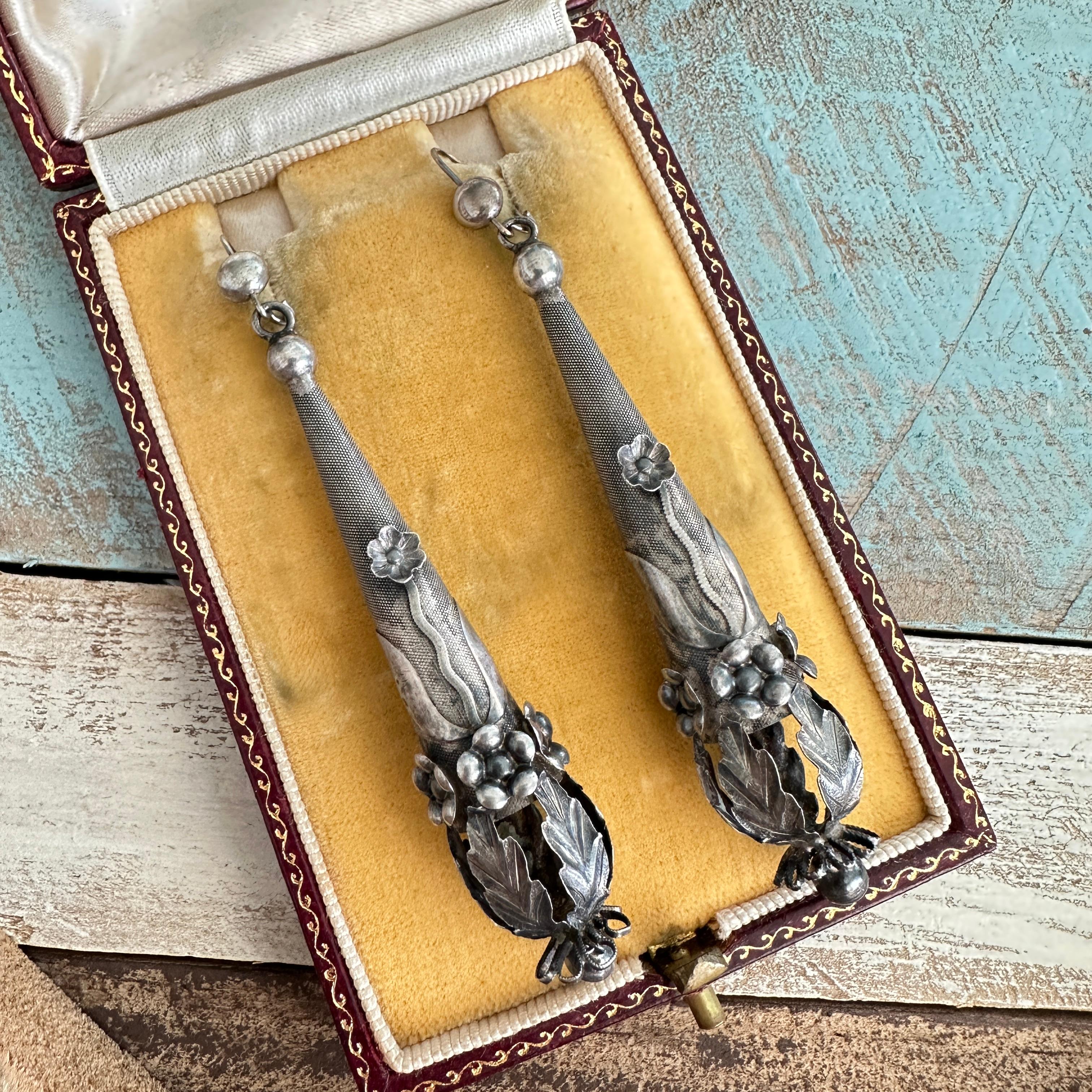 Orecchini d'argento antichi vittoriani a forma di siluro floreale in vendita 10