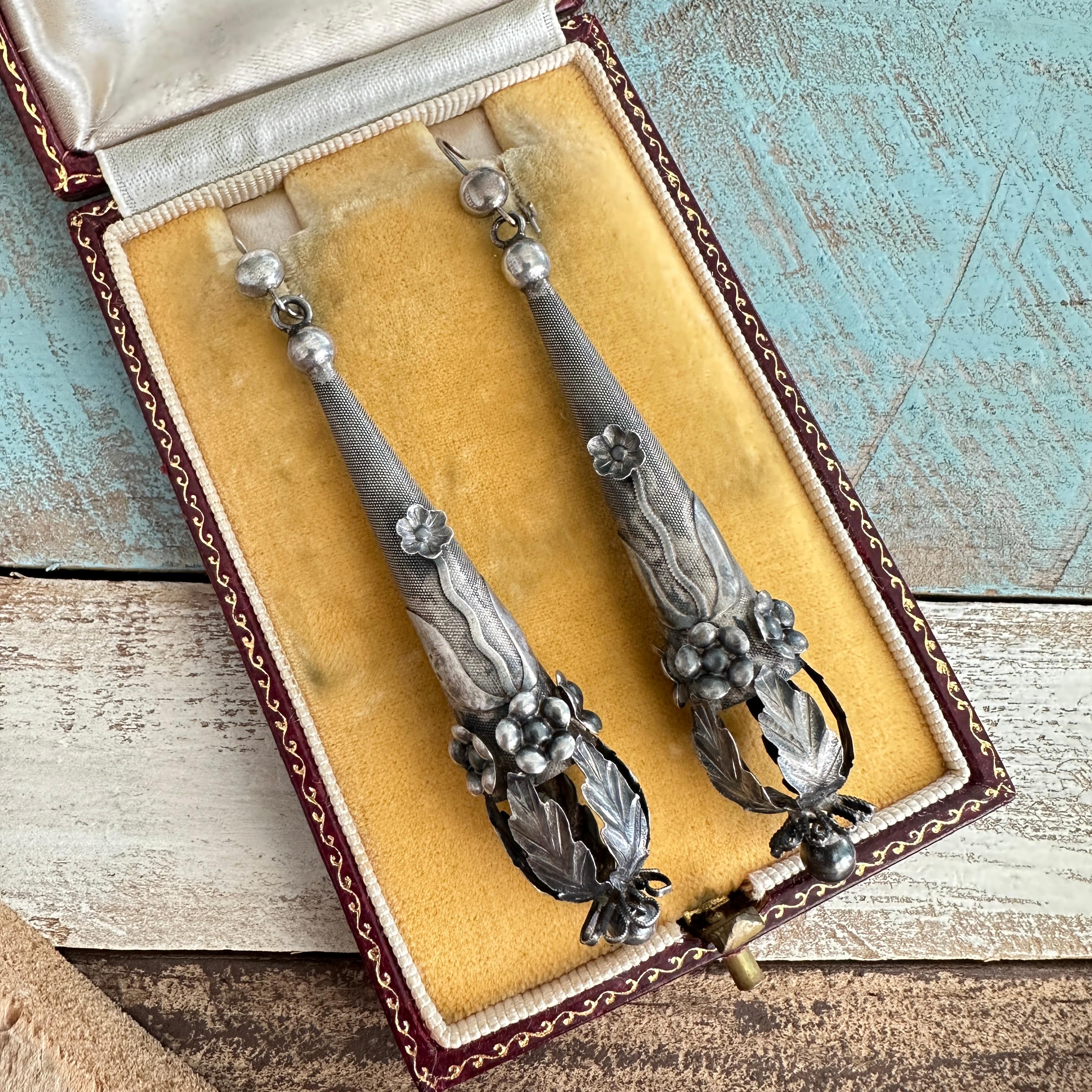 Orecchini d'argento antichi vittoriani a forma di siluro floreale in vendita 11