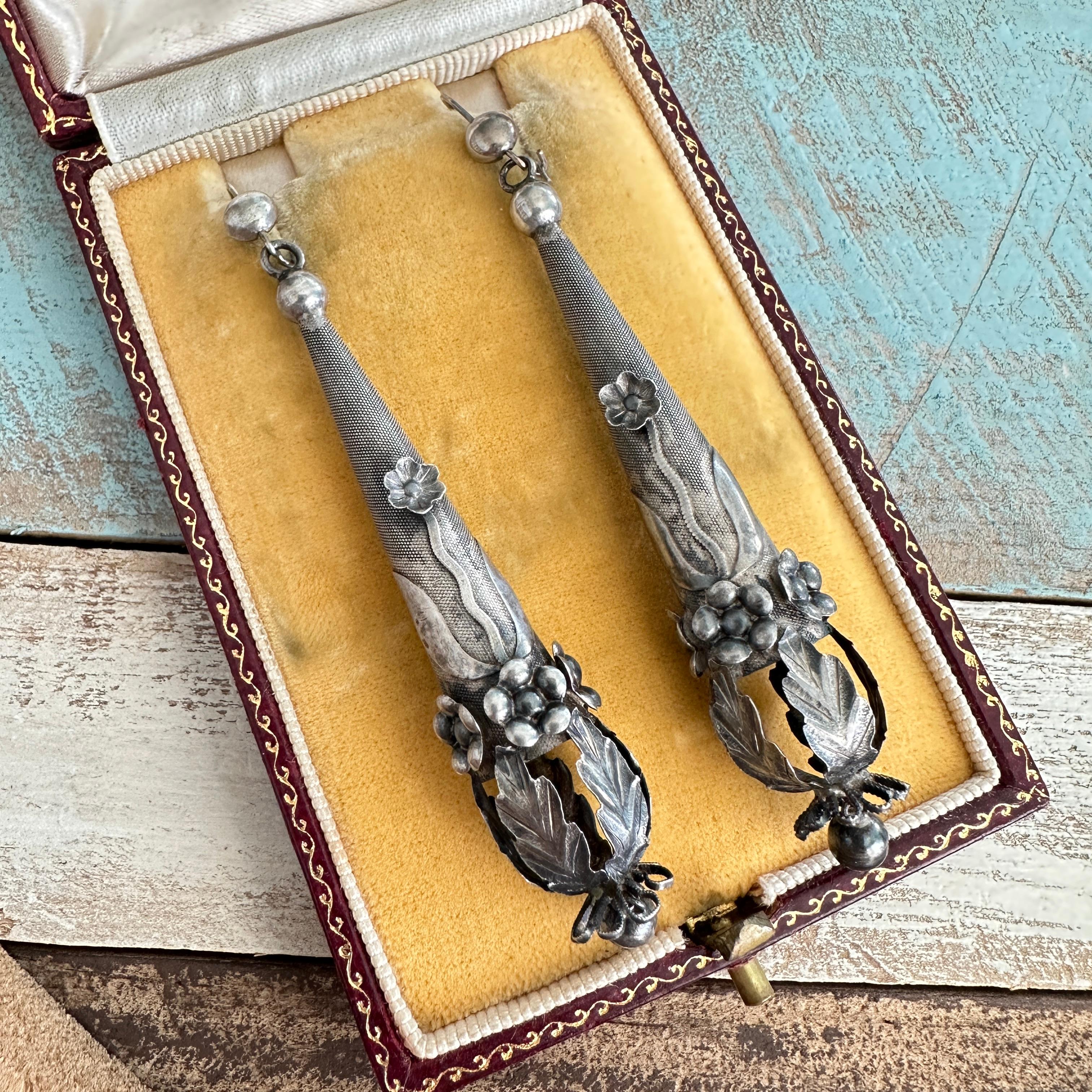 Orecchini d'argento antichi vittoriani a forma di siluro floreale in vendita 12