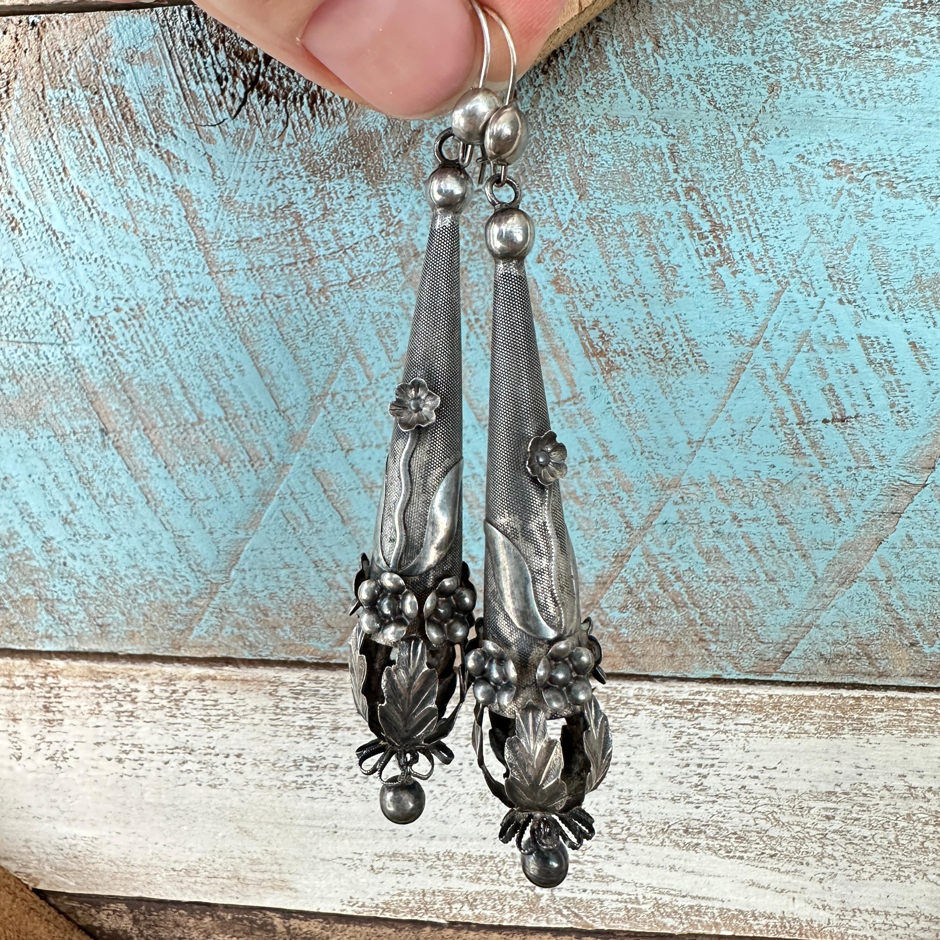 Orecchini d'argento antichi vittoriani a forma di siluro floreale in vendita 13