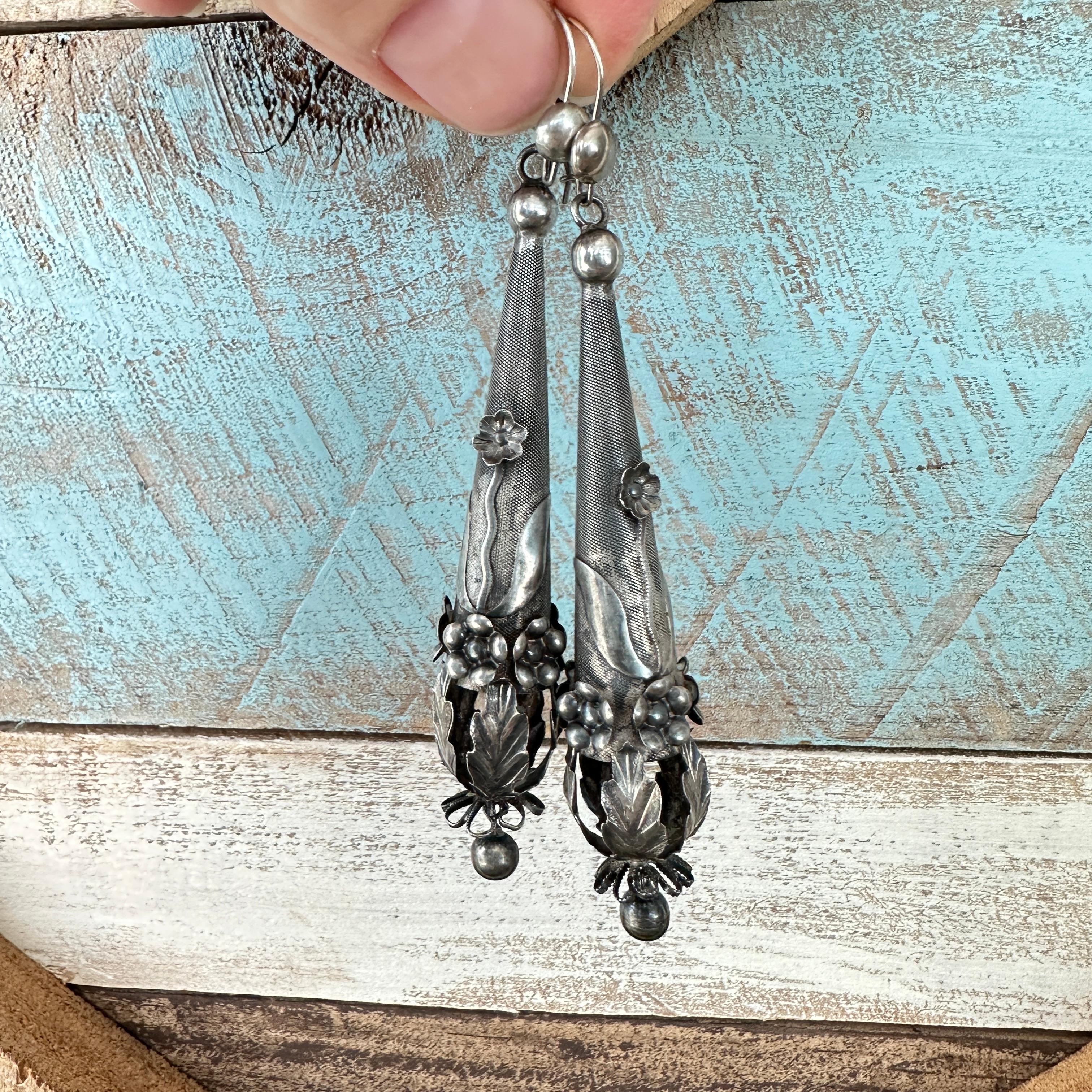 Orecchini d'argento antichi vittoriani a forma di siluro floreale in vendita 14