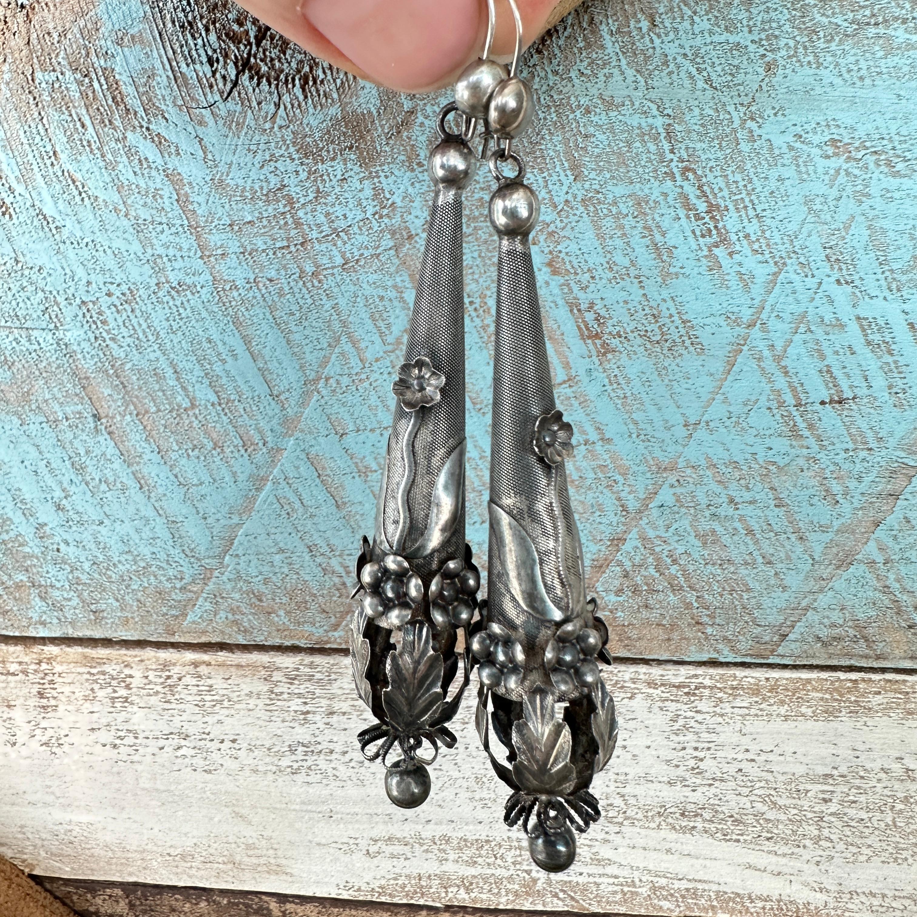 Dettagli: 
Favolosi orecchini vittoriani a siluro in argento con favolosi dettagli floreali in 3D. Questi orecchini sono magnifici e molto scenografici. La lunghezza è di 3,5 cm e il punto più largo è di 1,5 cm. Gli orecchini sono molto leggeri da