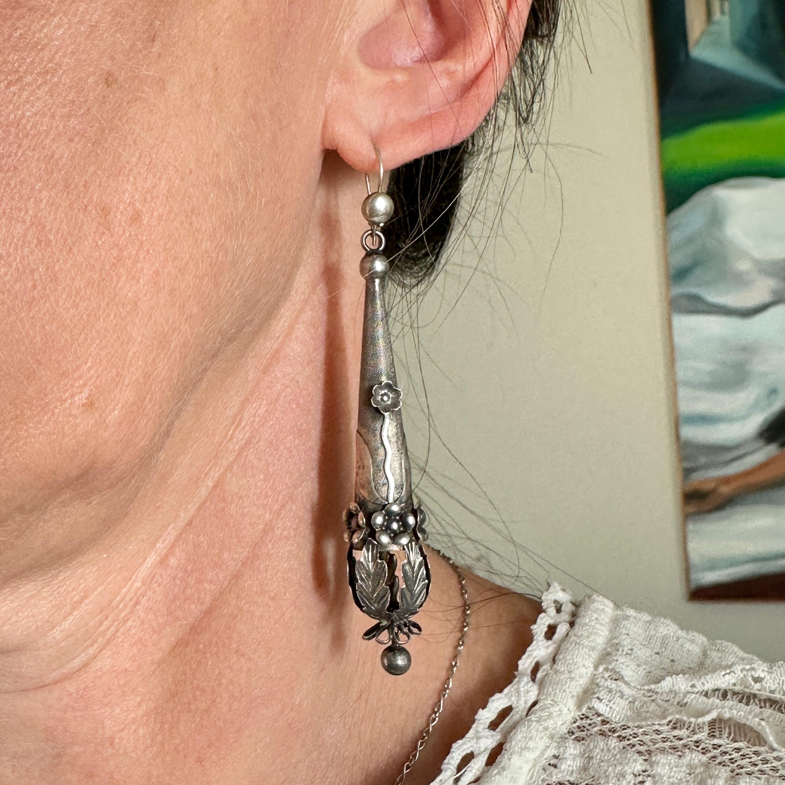 Primo vittoriano Orecchini d'argento antichi vittoriani a forma di siluro floreale in vendita