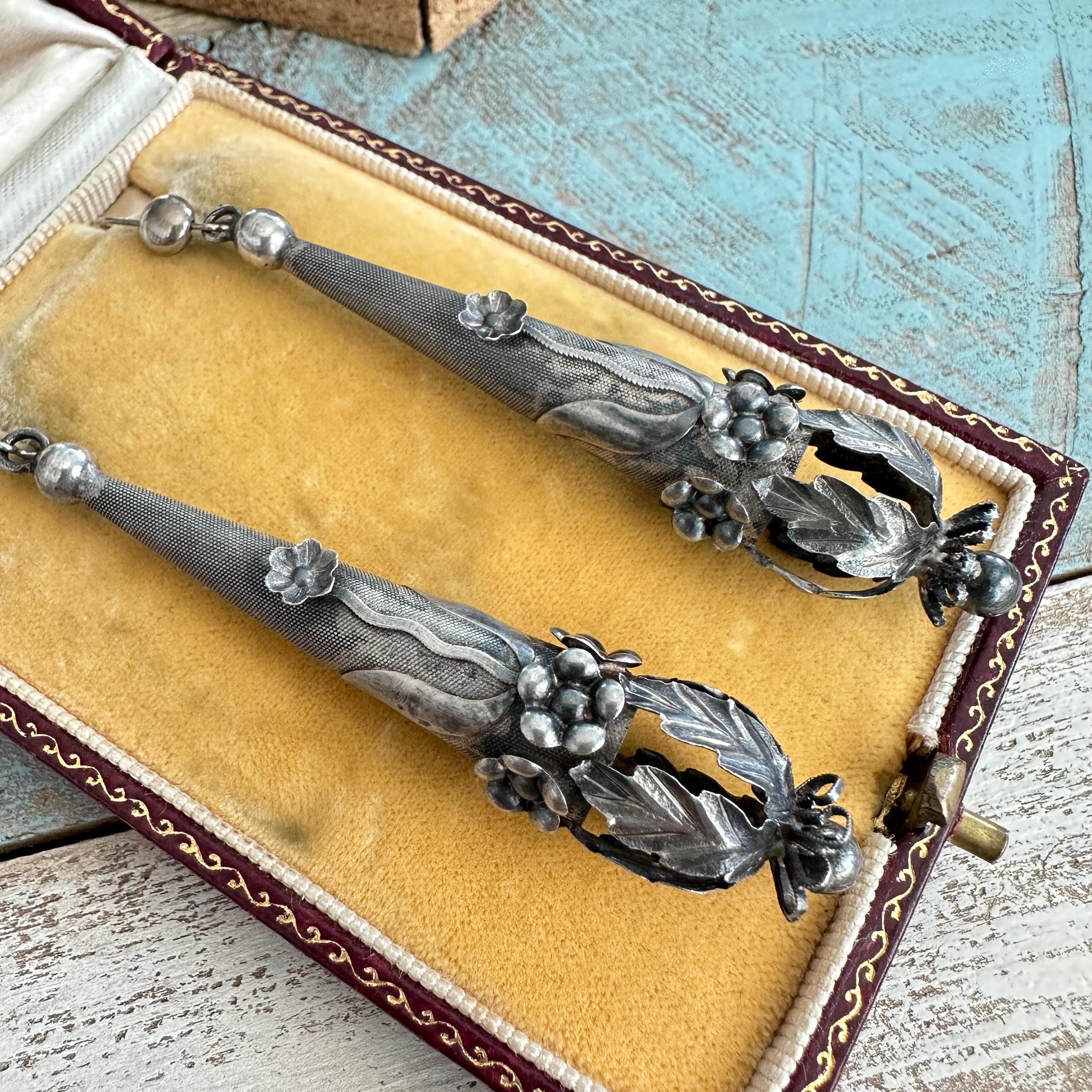 Orecchini d'argento antichi vittoriani a forma di siluro floreale in vendita 1