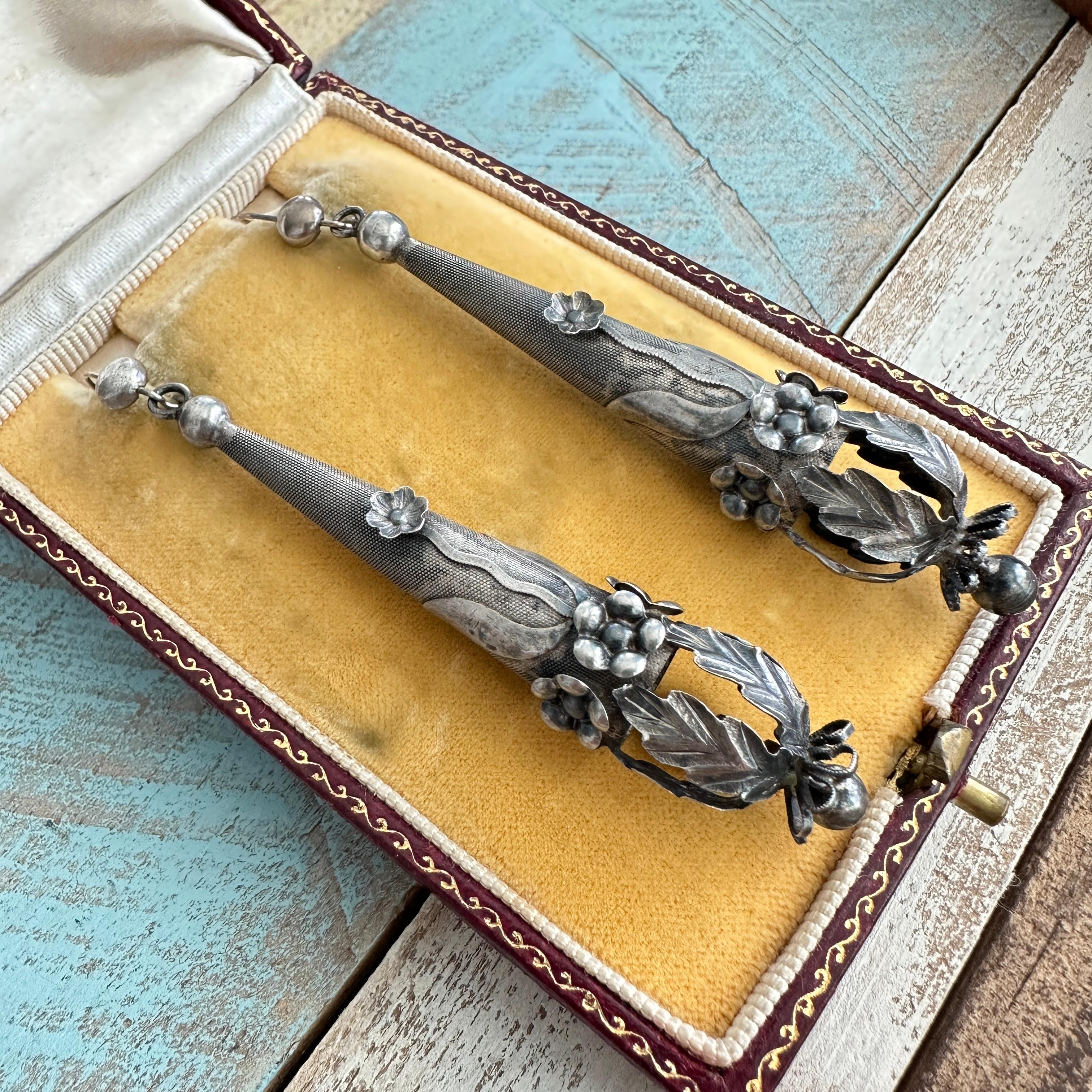 Orecchini d'argento antichi vittoriani a forma di siluro floreale in vendita 2