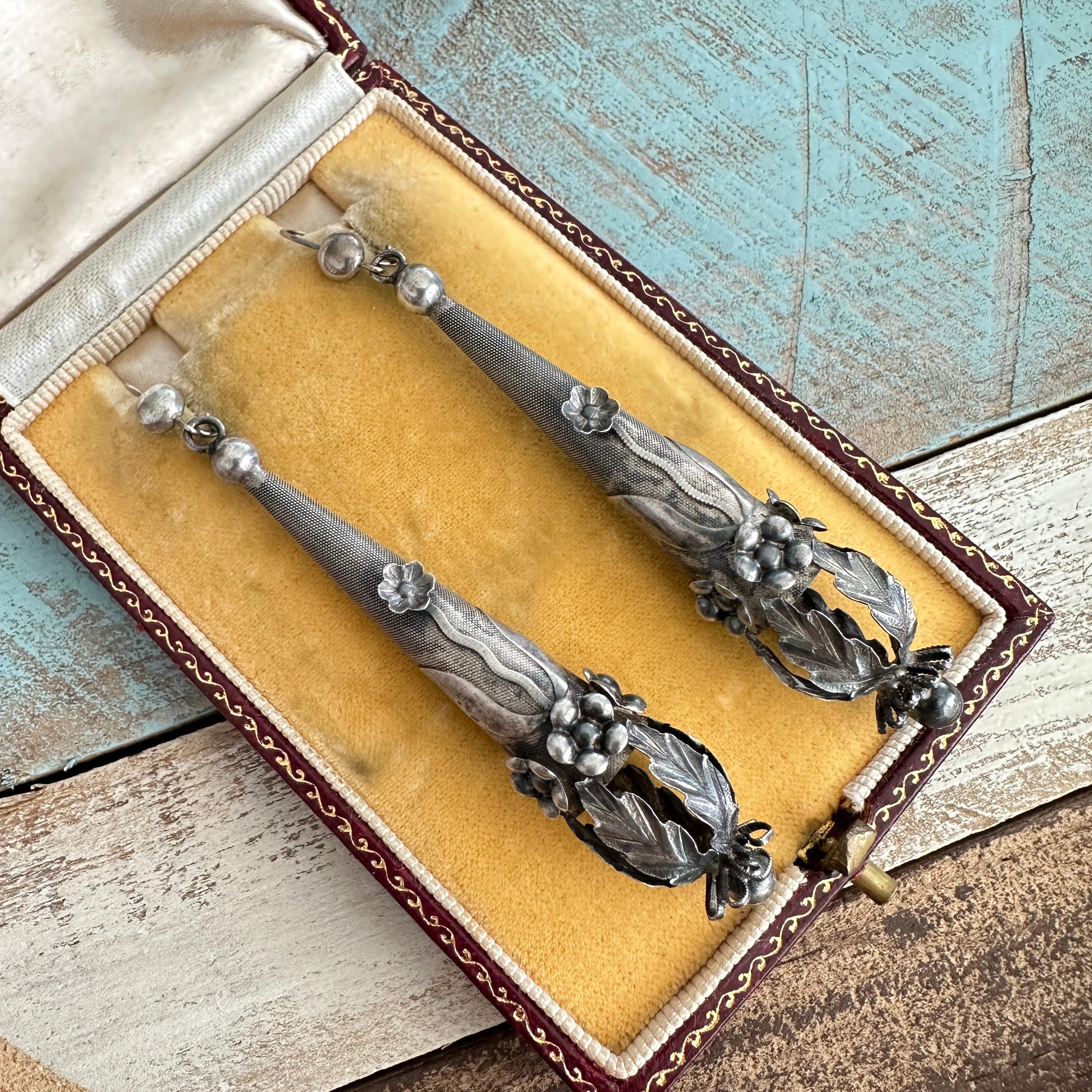 Orecchini d'argento antichi vittoriani a forma di siluro floreale in vendita 4