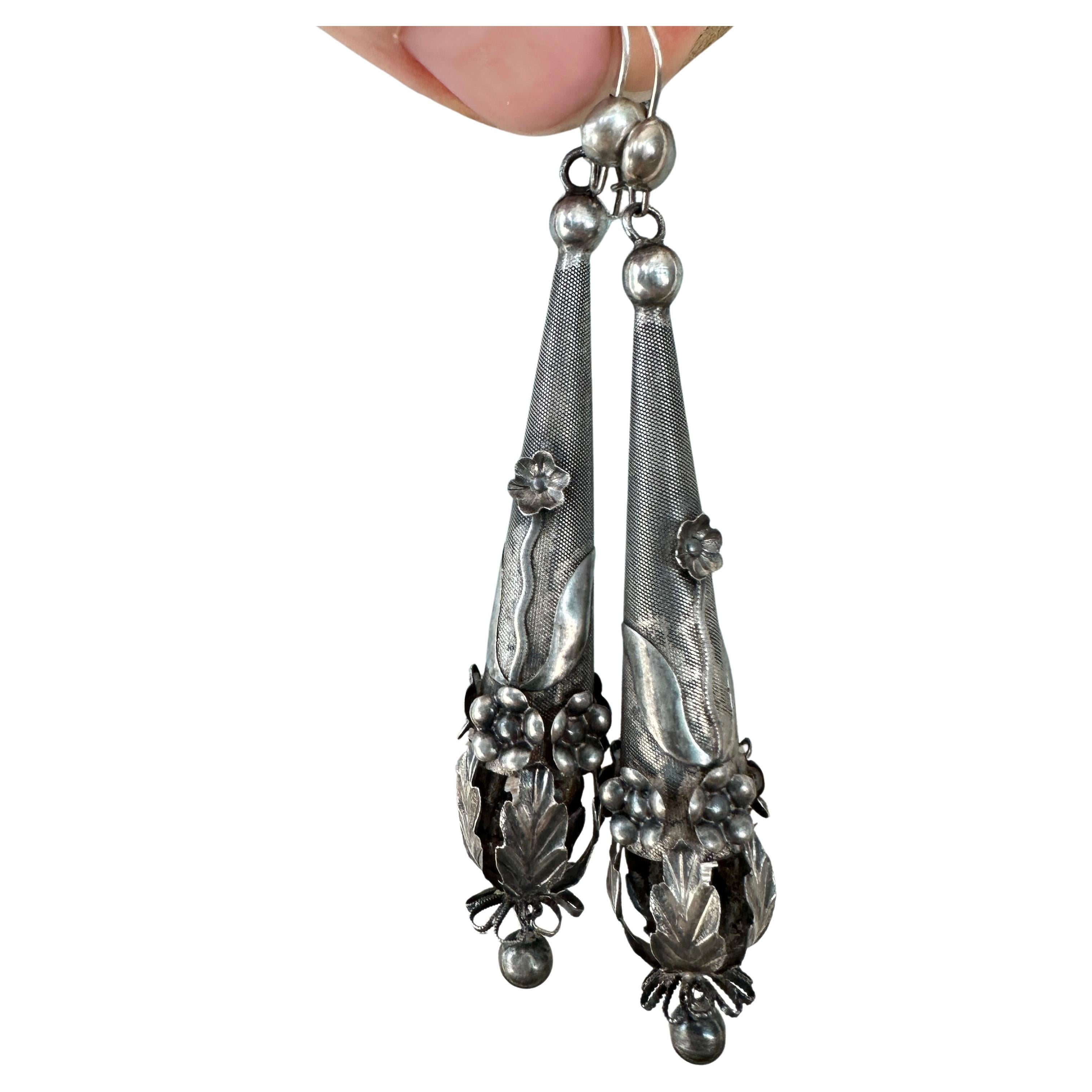 Orecchini d'argento antichi vittoriani a forma di siluro floreale