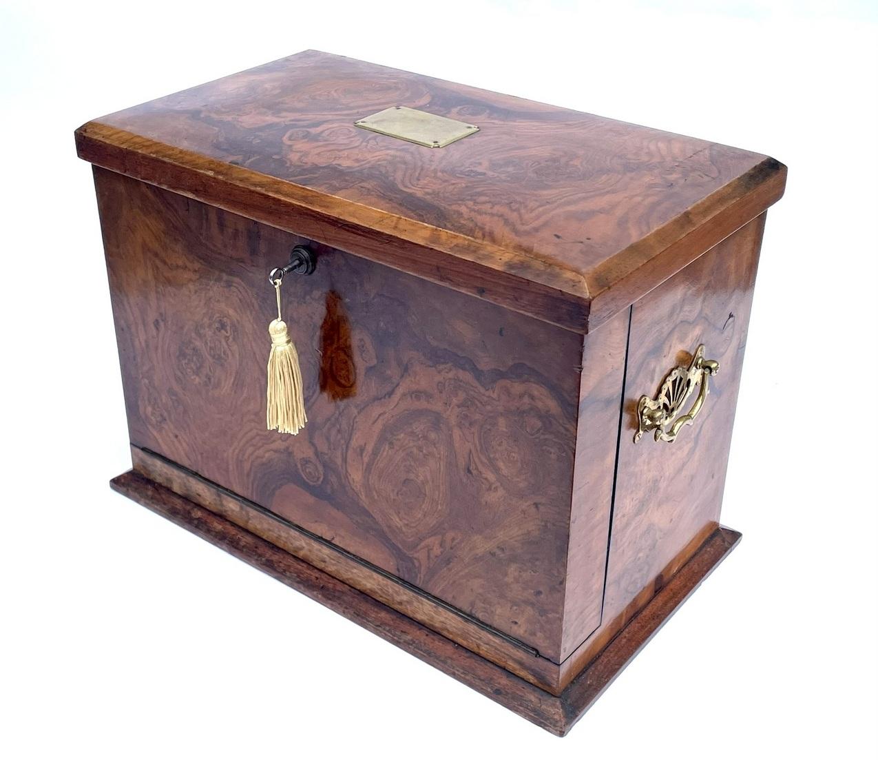 An exceptionally fine quality early English Well Figured Solid grained Burr Burl Walnut Ladies or Gents twin handle Travelling Writing Slope of outstanding quality and generous proportions. Second quarter of the Nineteenth Century. 

The hinged dome