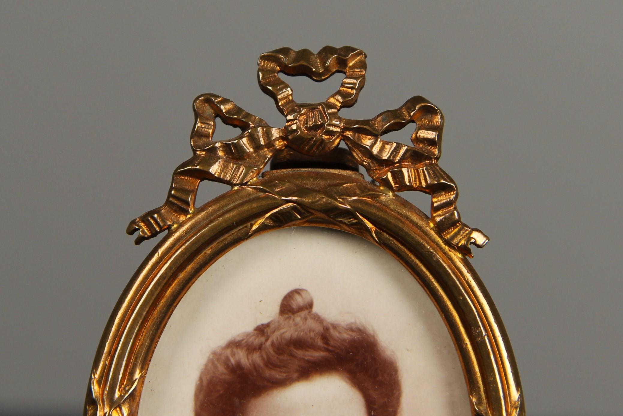 Beautiful victorian triple picture frame from France, circa 1880s.
3 x Picture size 3,5 x 5 cm.

French picture frames from the Victorian era are an expression of an epoch that was known for its decorative wealth and appreciation of art and
