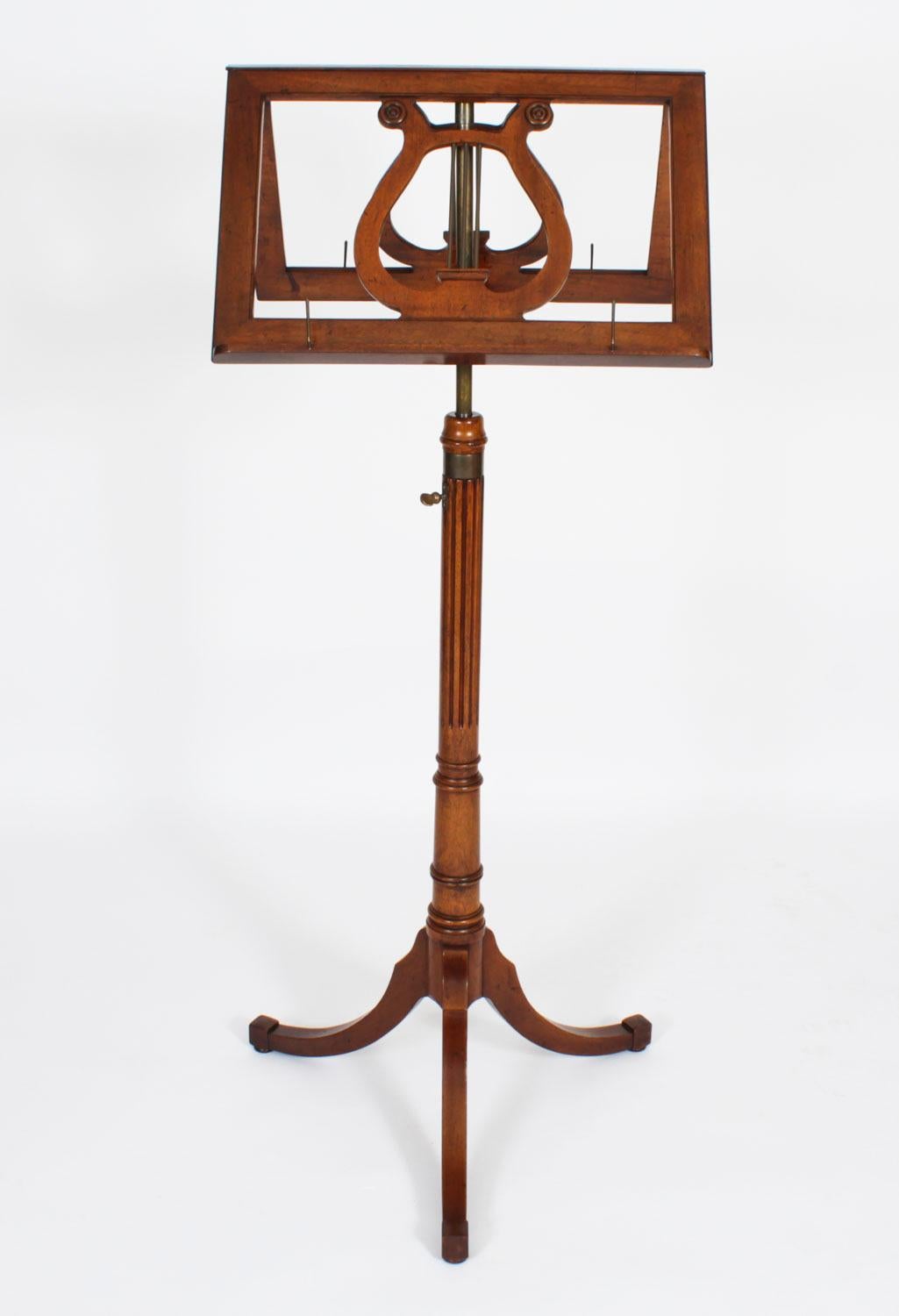 Ce beau pupitre victorien antique à trépied date d'environ 1860.

Fabriqué de main de maître en acajou, il est doté d'un double repose-livre réglable, de lyres décoratives et d'un fleuron central tourné qui peut être relevé ou abaissé à un angle. Il