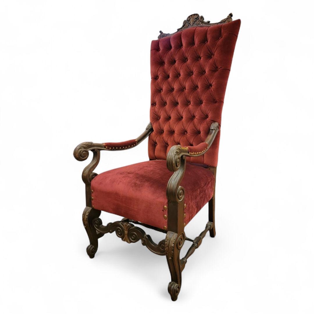 Antique Victorien Sculpté Orné Surdimensionné Dossier Touffeté Chaise Trône Nouvellement Recouvert de Velours Bourgogne avec Têtes de Clous

Élevez votre espace de vie avec cette exquise chaise trône victorienne antique surdimensionnée, un mélange