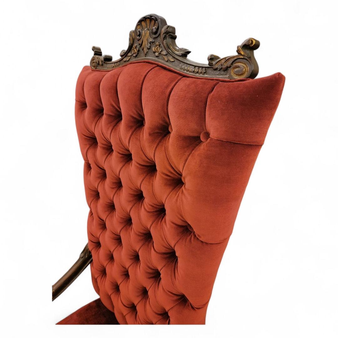 Britannique Ancienne chaise de trône victorienne à dossier touffeté nouvellement retapissée en velours en vente