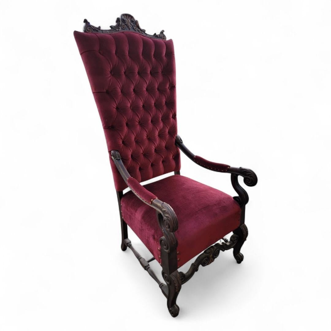 XIXe siècle Ancienne chaise de trône victorienne à dossier touffeté nouvellement retapissée en velours en vente