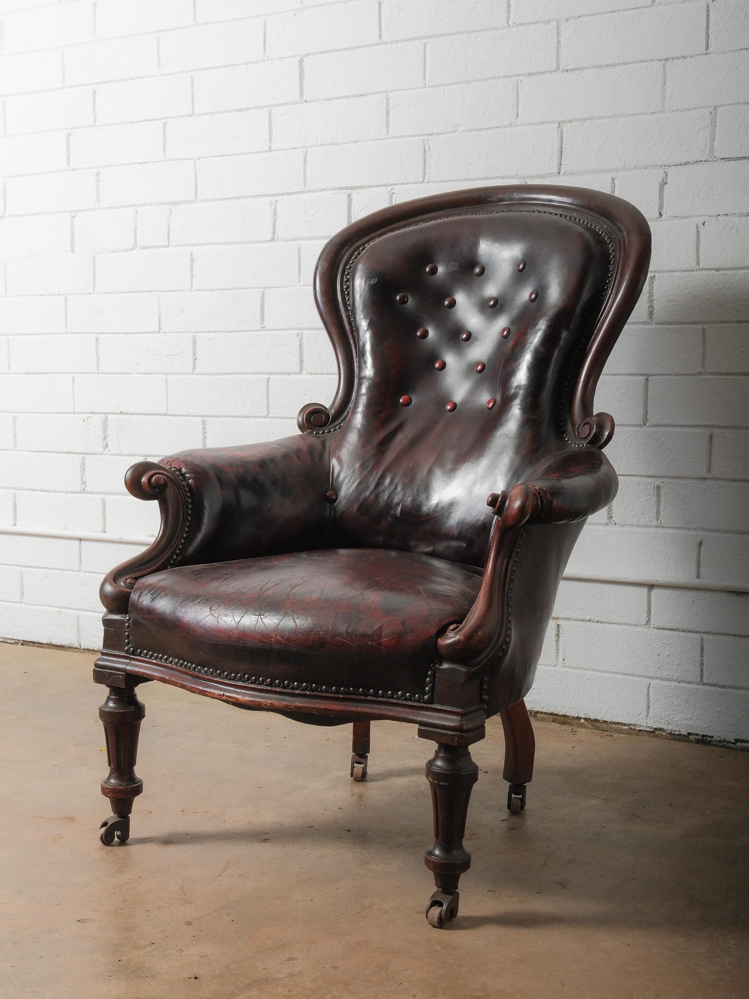 Victorien Fauteuil victorien ancien en cuir capitonné sur roulettes en vente