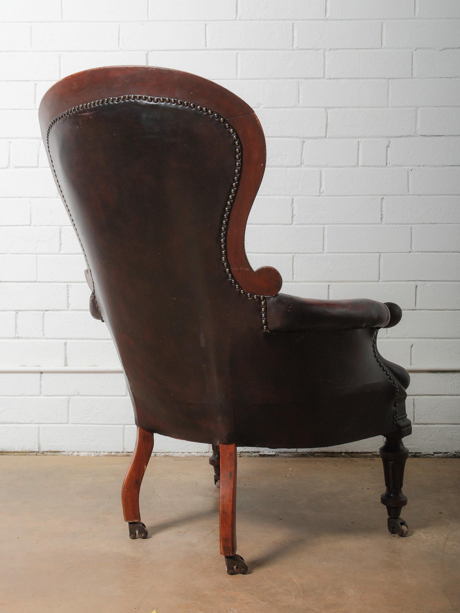 Fauteuil victorien ancien en cuir capitonné sur roulettes Bon état - En vente à High Point, NC