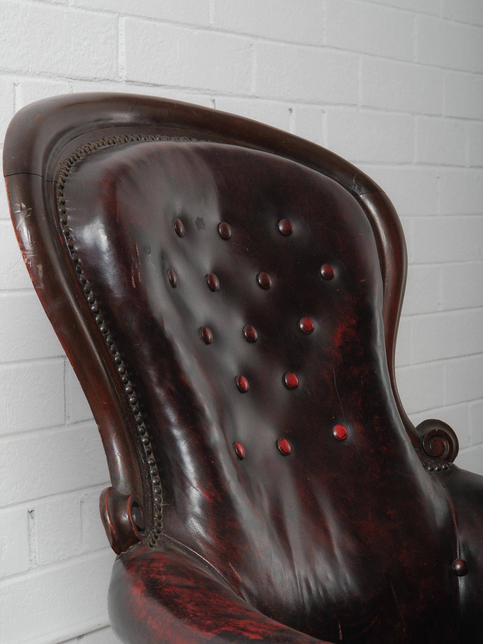 Cuir Fauteuil victorien ancien en cuir capitonné sur roulettes en vente