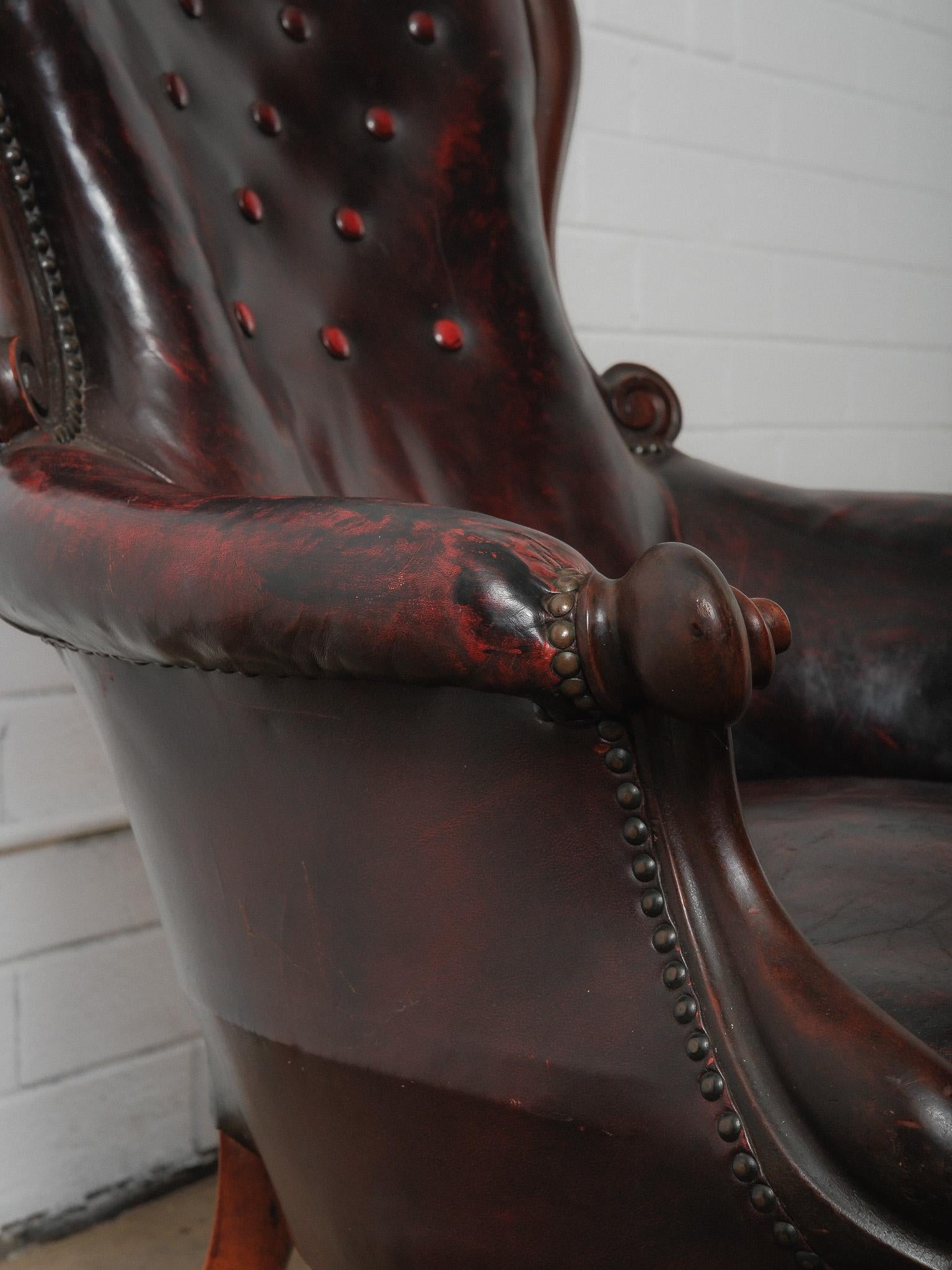 Fauteuil victorien ancien en cuir capitonné sur roulettes en vente 1