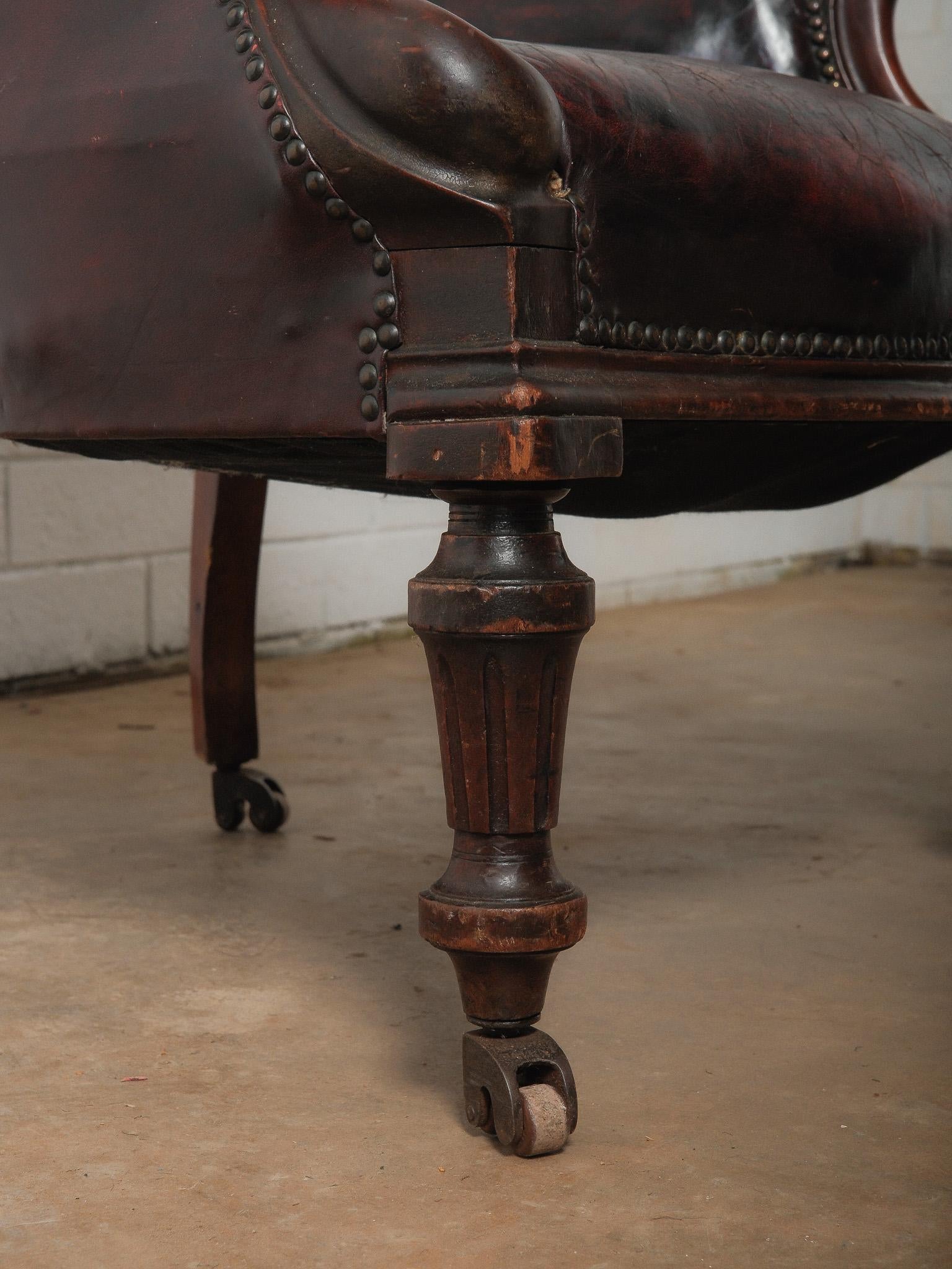 Fauteuil victorien ancien en cuir capitonné sur roulettes en vente 2