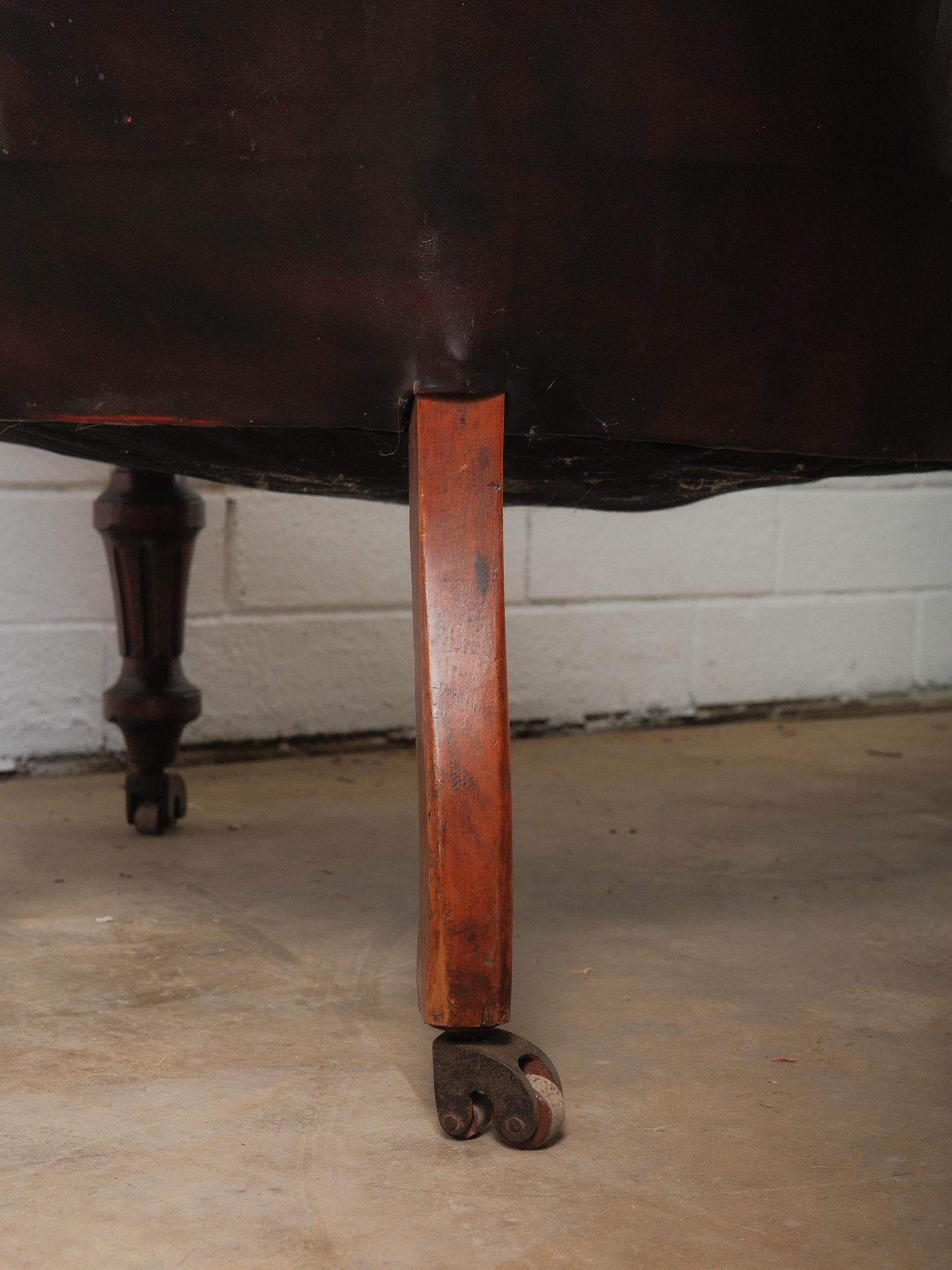 Fauteuil victorien ancien en cuir capitonné sur roulettes en vente 3