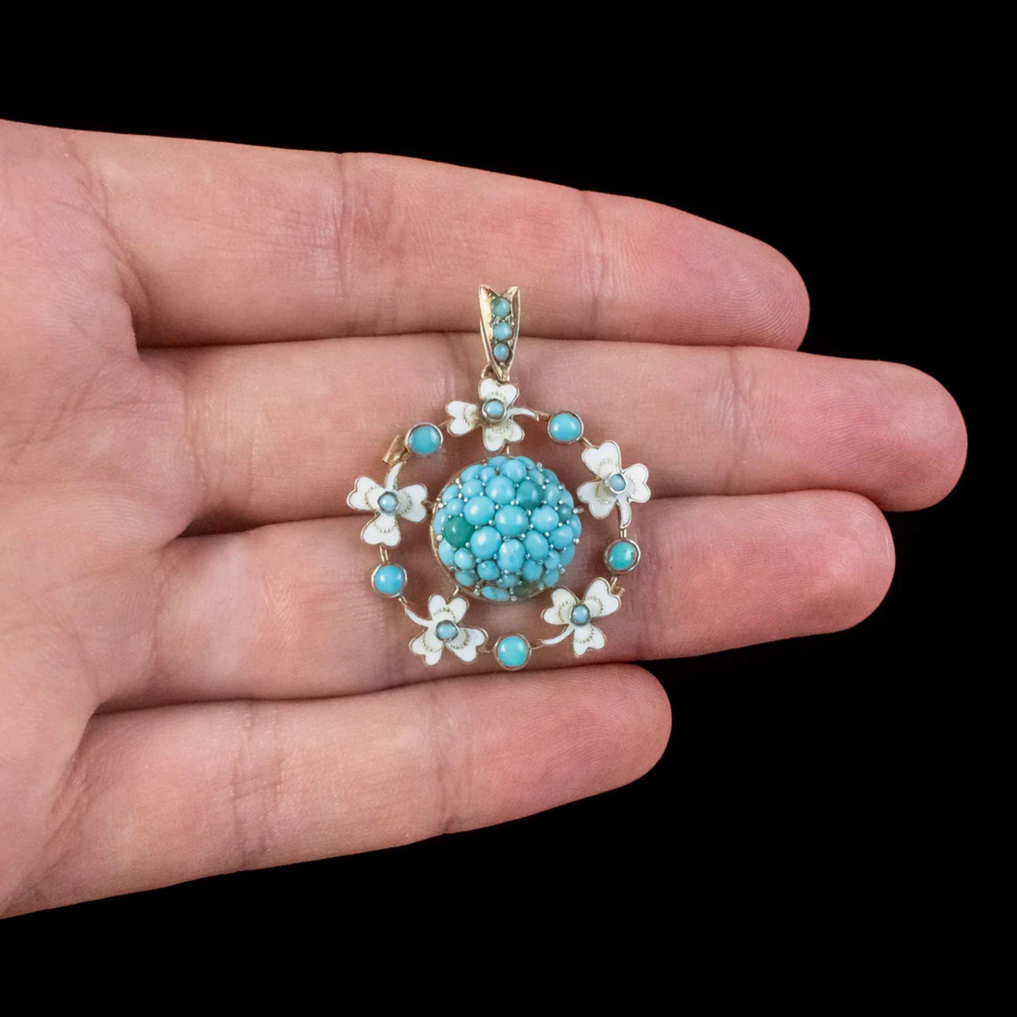 Antique Victorian Turquoise Enamel Shamrock Pendant in 9ct Gold, circa 1880-1910 For Sale 1