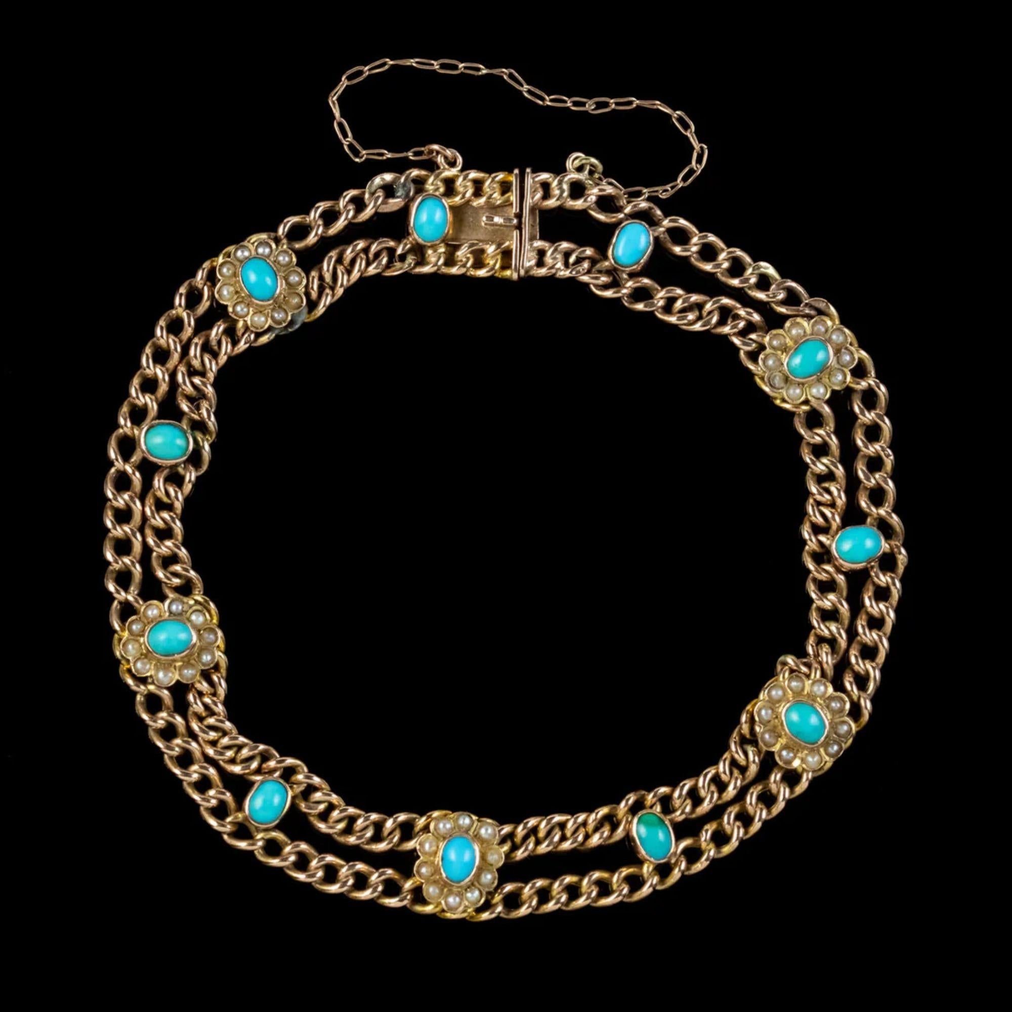 Ein wunderschönes antikes viktorianisches Armband aus dem späten 19. Jahrhundert mit zwei Panzerketten, die mit türkisfarbenen Blumen durchsetzt und mit Perlenblättern besetzt sind. 

Das Schmuckstück besteht aus 9-karätigem Gold und ist mit einem