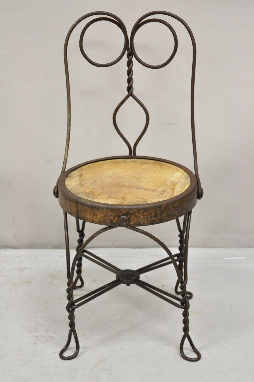 Antike viktorianische Twisted Wire Holzsitz Small Child's Sweetheart Back Ice Cream Parlor Chair. Circa 19. Jahrhundert.
Abmessungen: 22,5