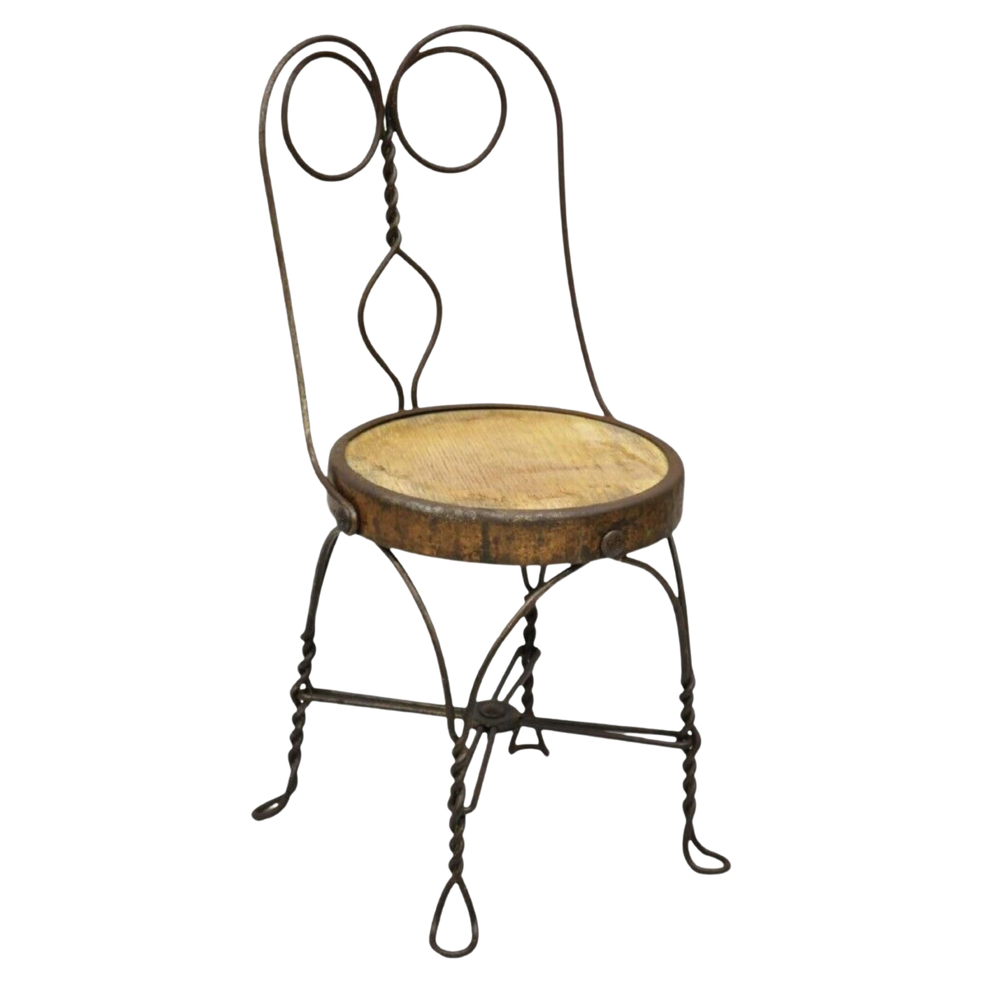 Antiker viktorianischer kleiner Kinder-Eiscreme-Parlor-Stuhl aus gedrehtem Draht mit Holzsitz im Angebot